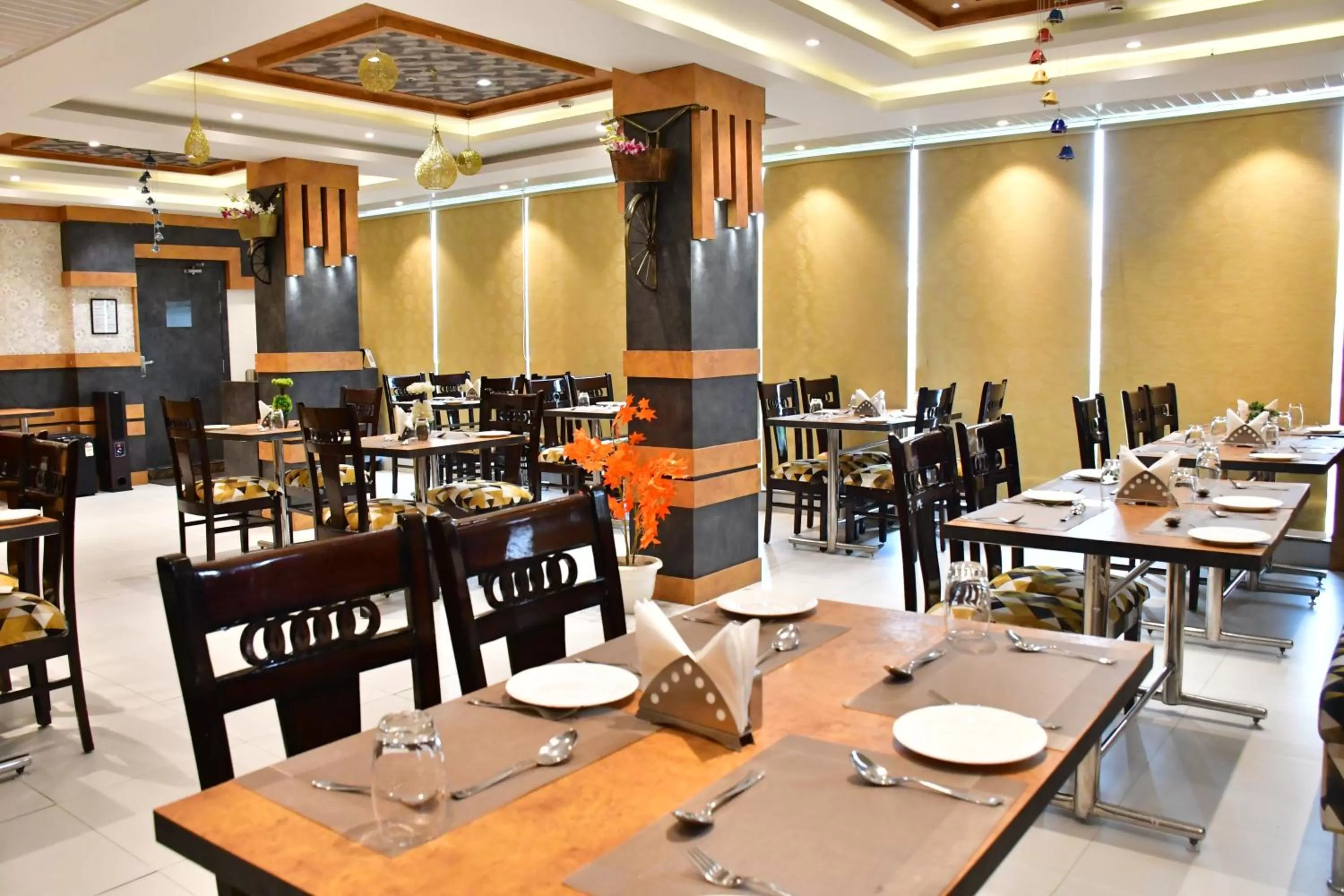 Restaurant/places to eat in Hotel Yatharth Inn