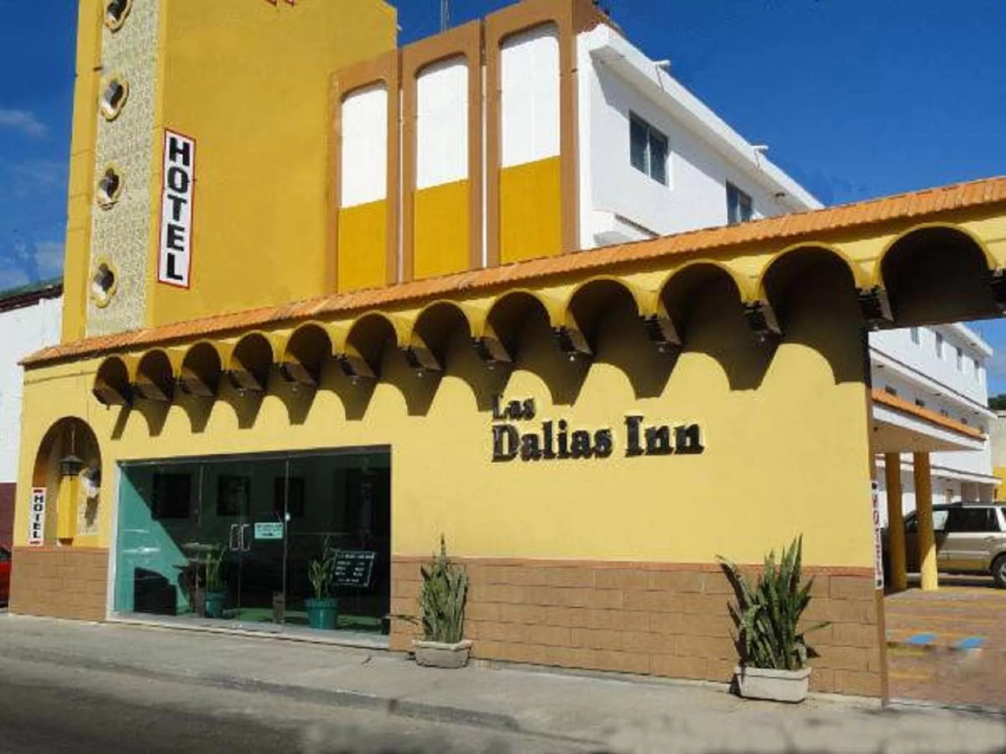 Facade/entrance in Hotel Las Dalias Inn
