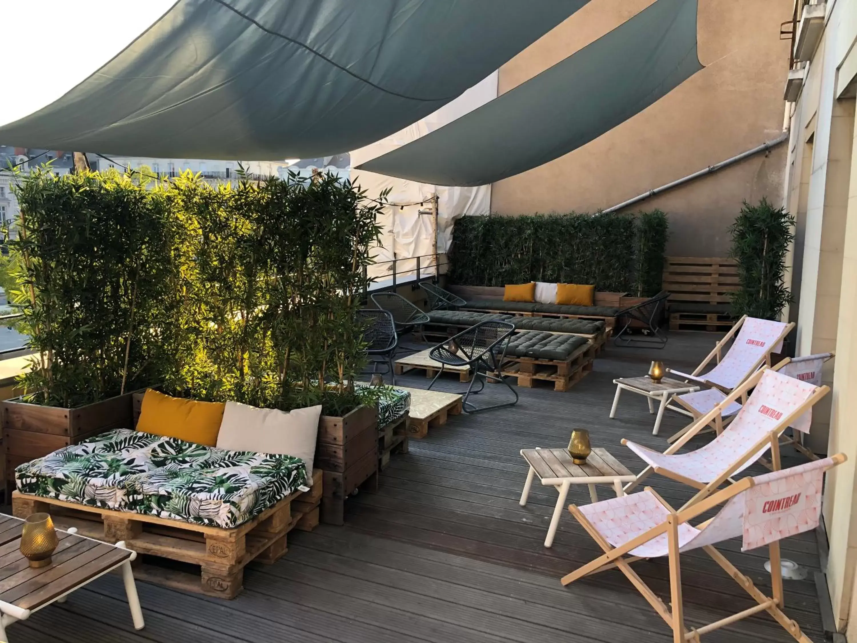 Patio in Hôtel Saint-Julien