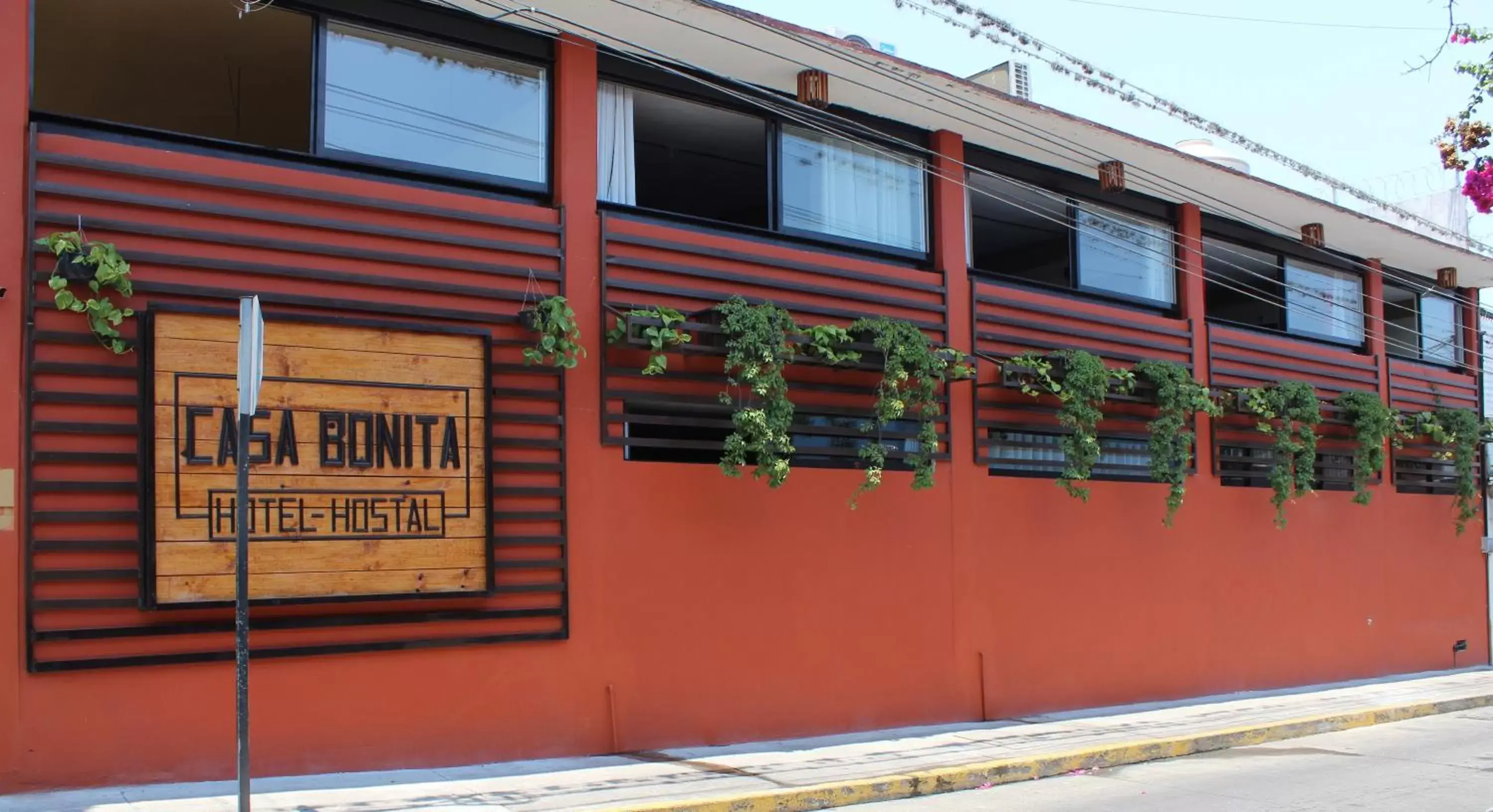 Property building in Casa Bonita Hotel y Hostal