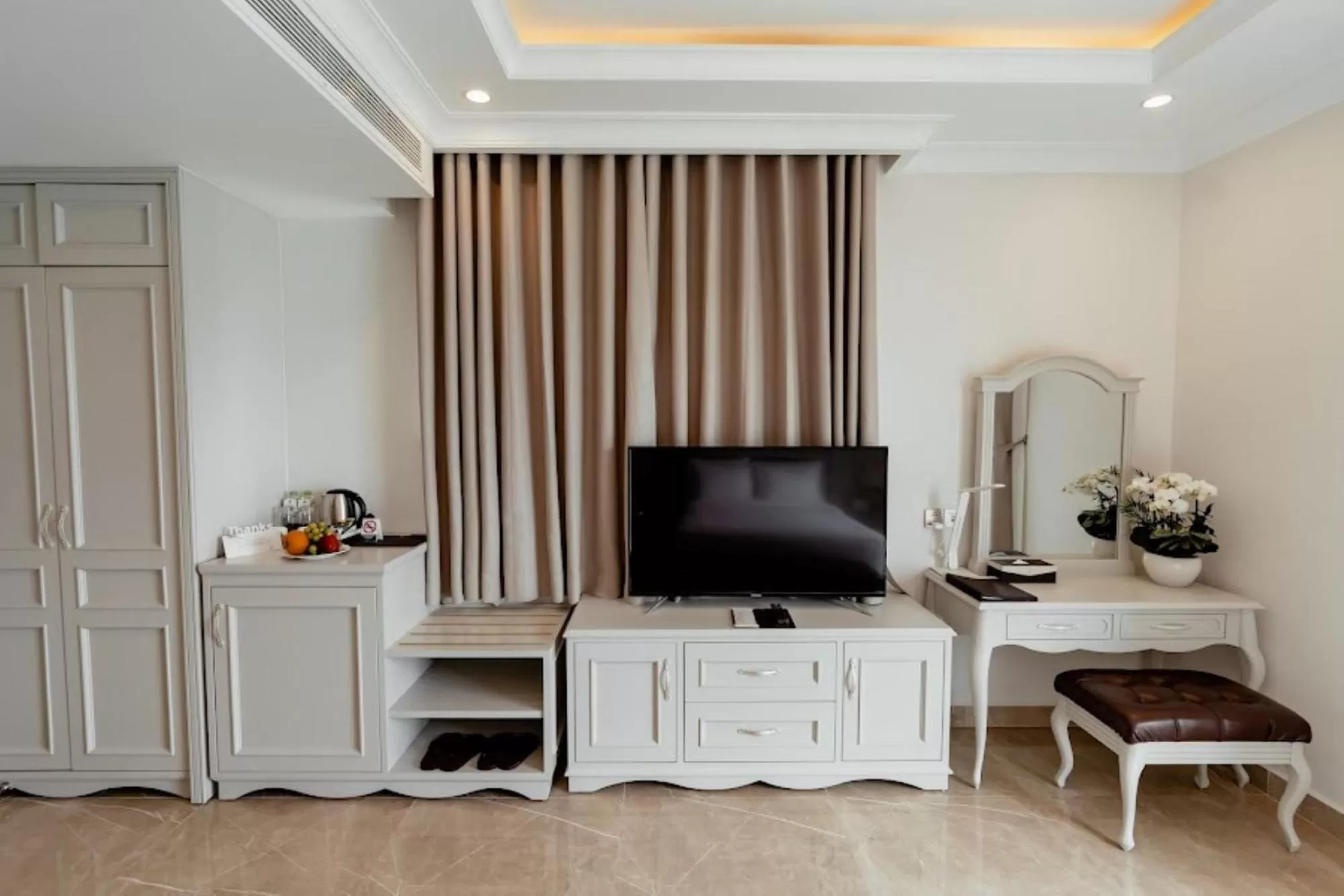 Bedroom, TV/Entertainment Center in MerPerle Beach Hotel