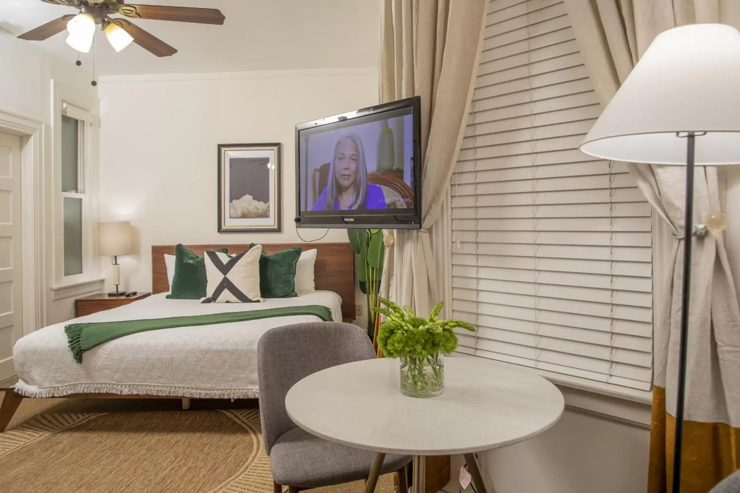 Bedroom, TV/Entertainment Center in Washington Square Inn