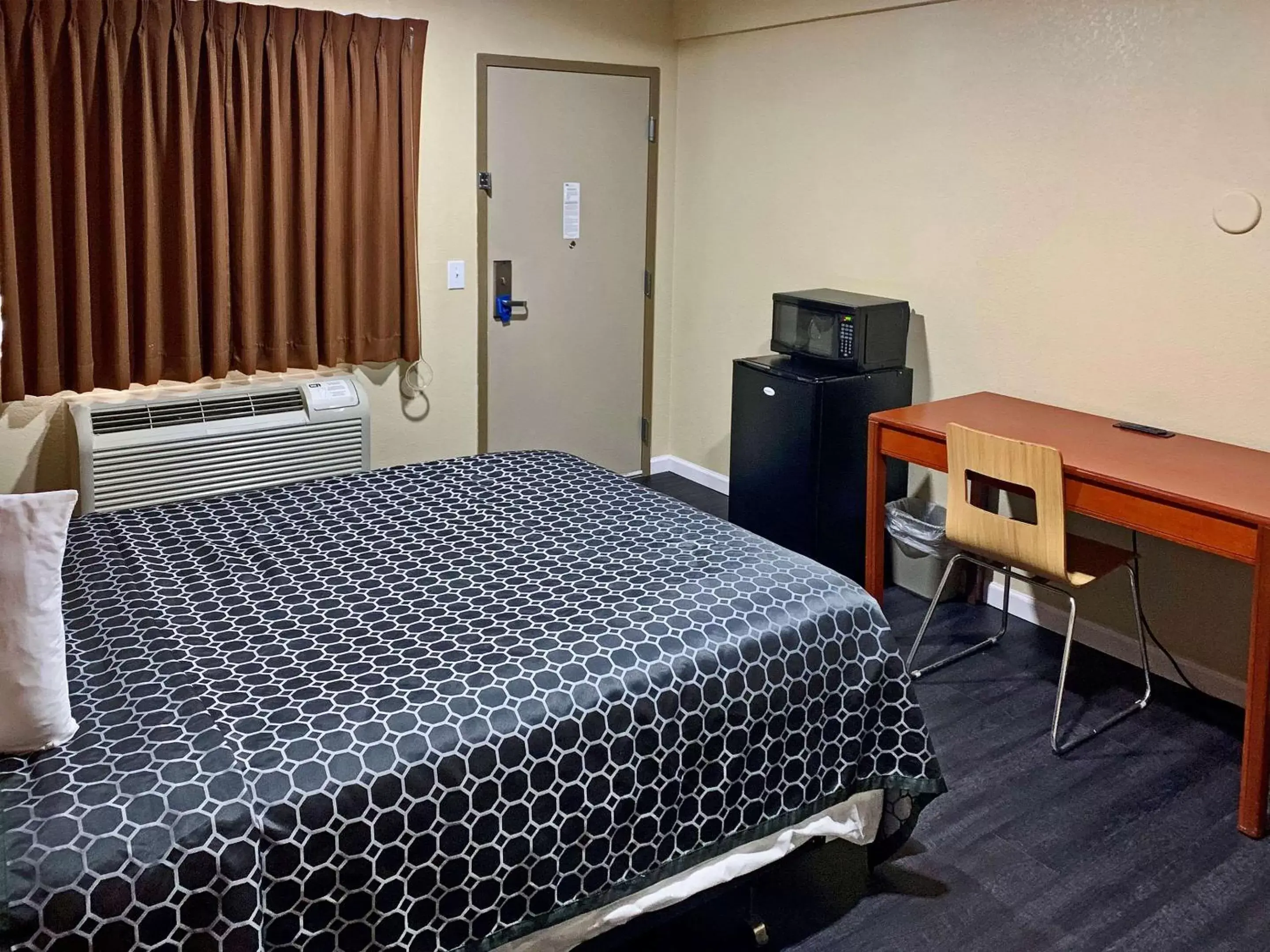 Bedroom, Bed in Rodeway Inn Sacramento-University Area