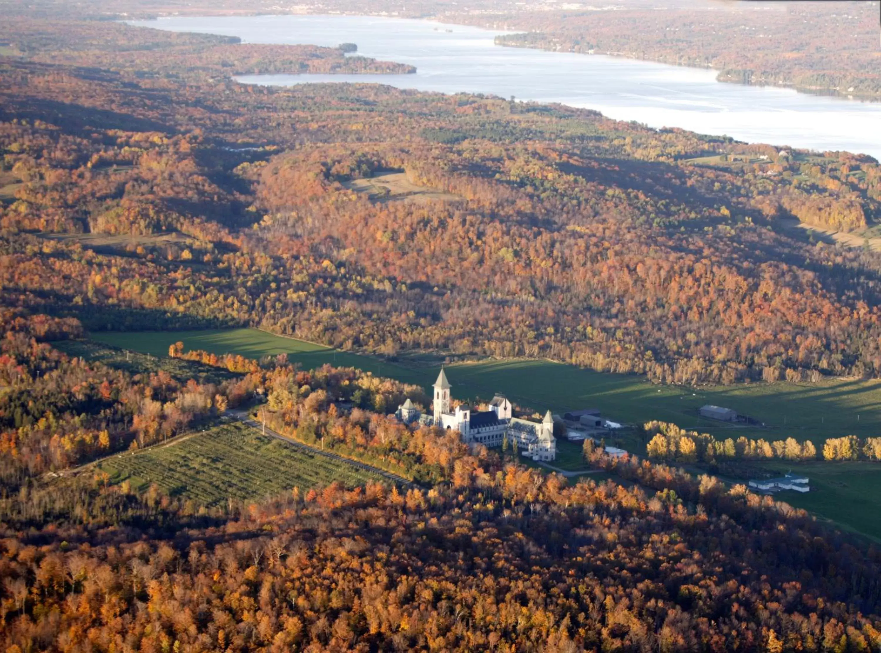 Property building, Bird's-eye View in À Amour et Amitié