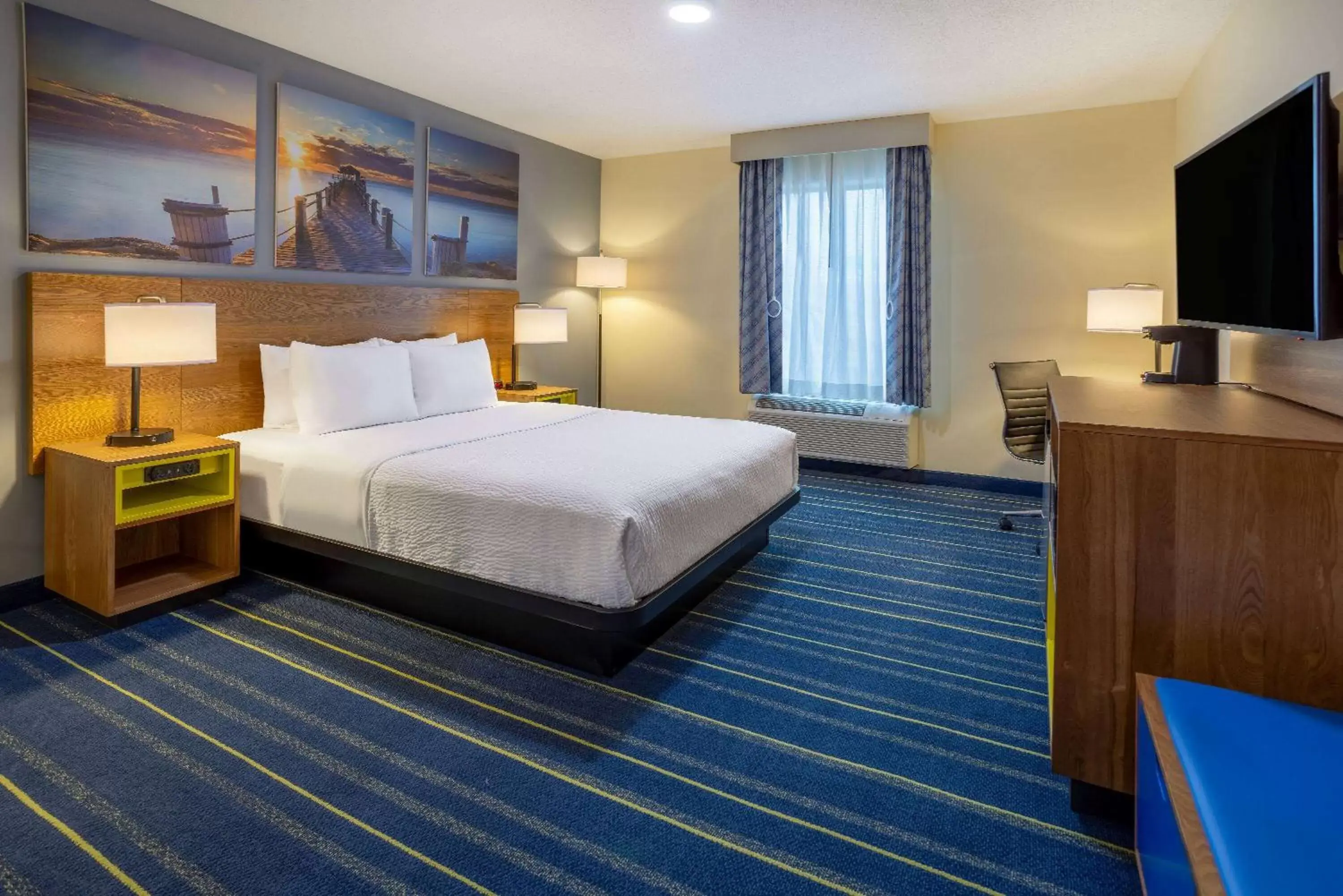 Photo of the whole room, Bed in Days Inn by Wyndham Grayson