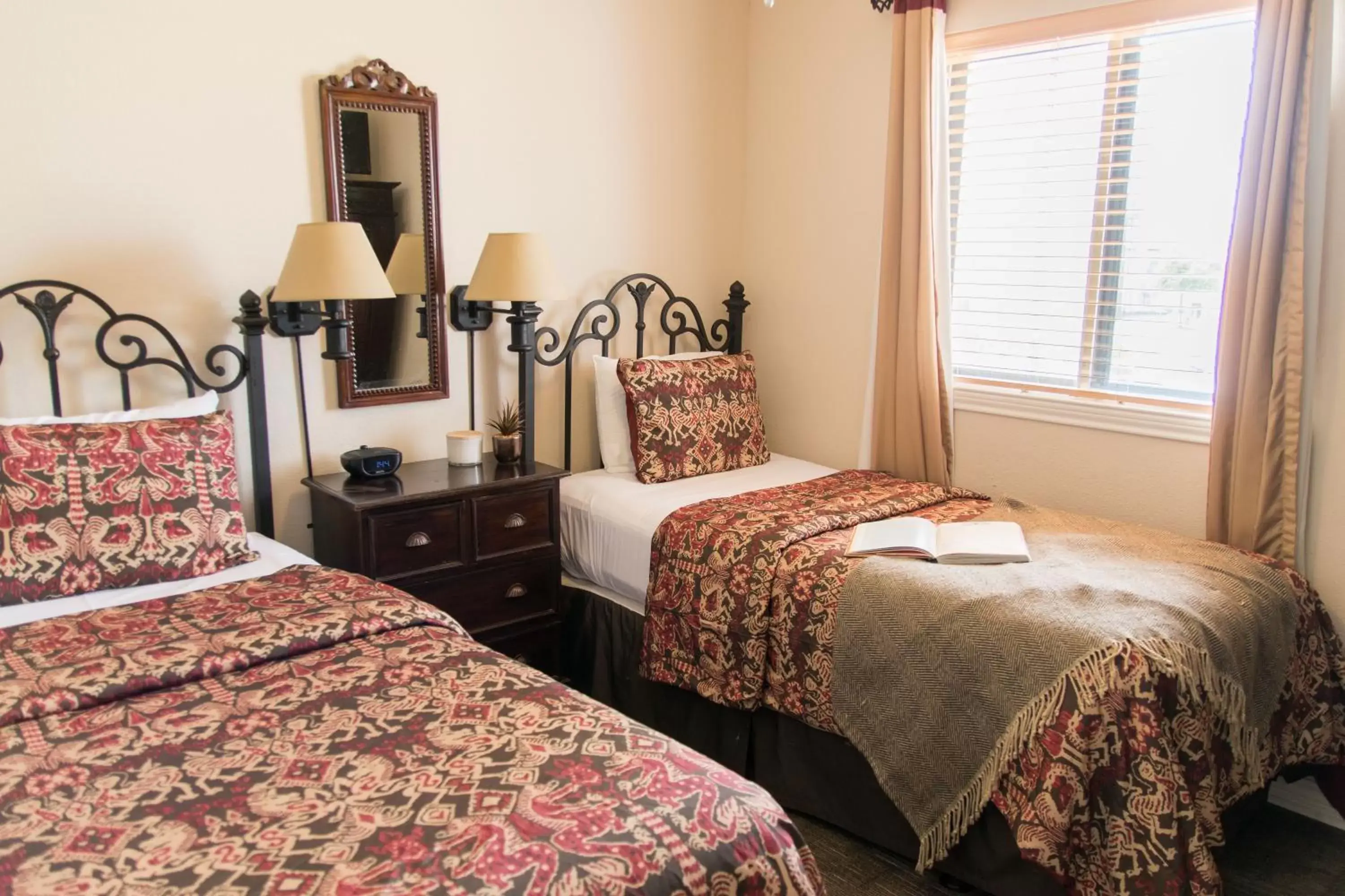 Bedroom, Bed in Vineyard Court Designer Suites Hotel