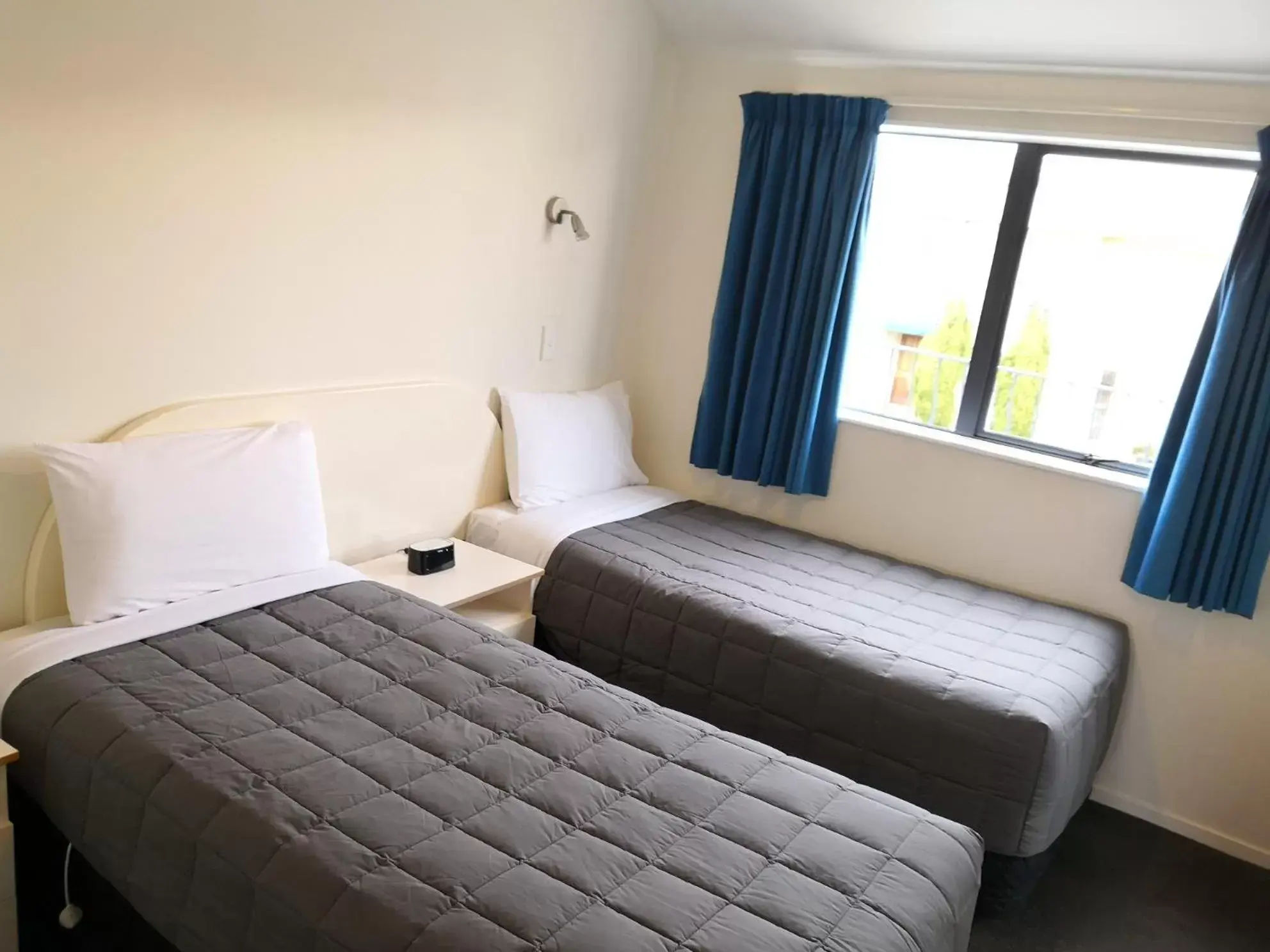 Bathroom, Bed in Annabelle Court Motel