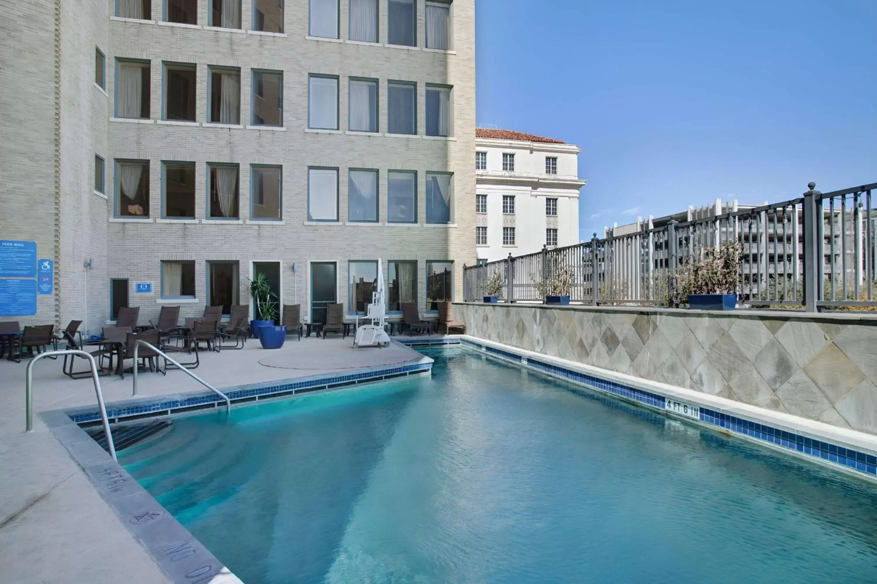 Pool view, Swimming Pool in The Emily Morgan Hotel - A DoubleTree by Hilton