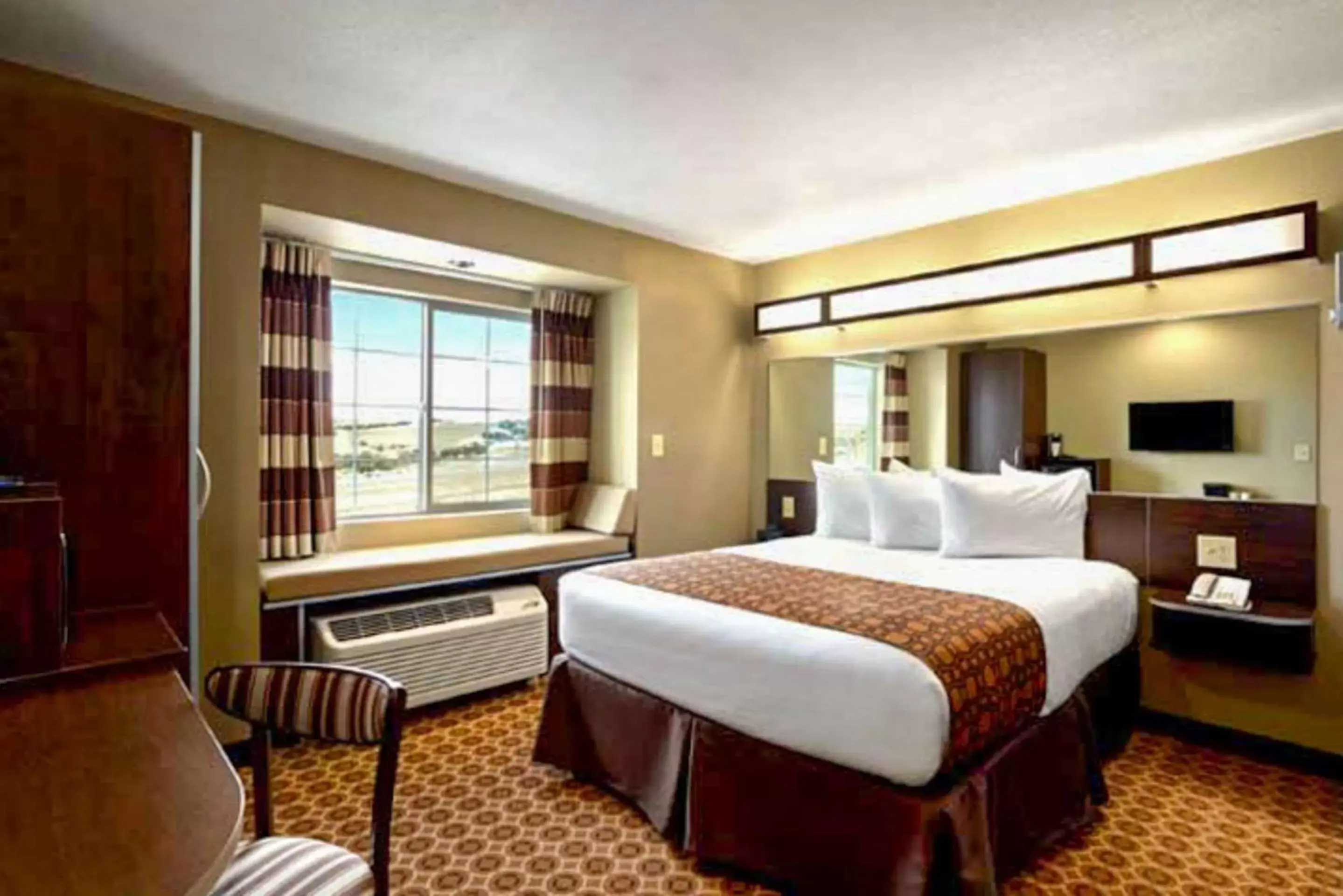 Photo of the whole room, Bed in Comfort Inn & Suites