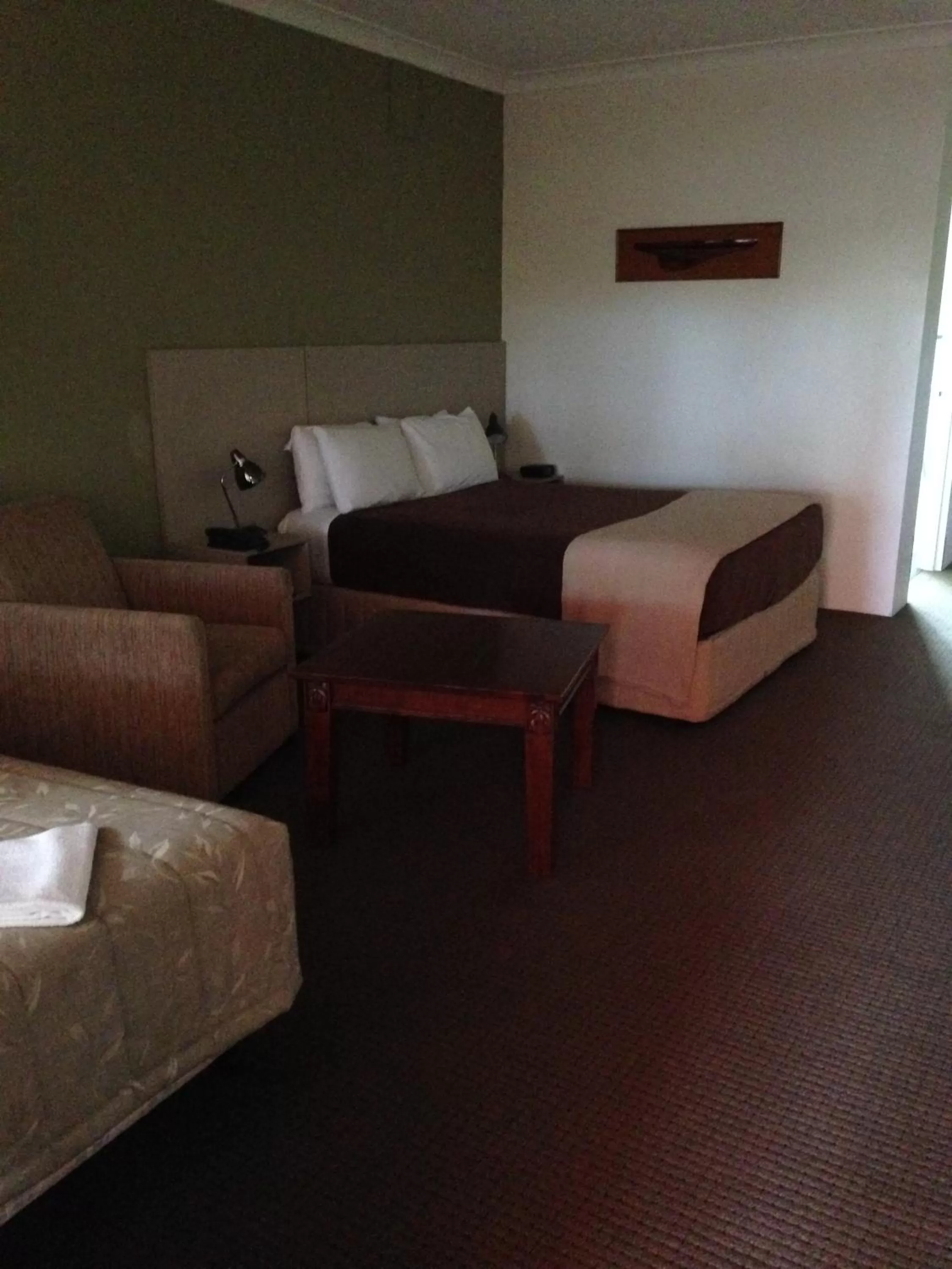Photo of the whole room, Bed in Francis Phillip Motor Inn and The Lodge