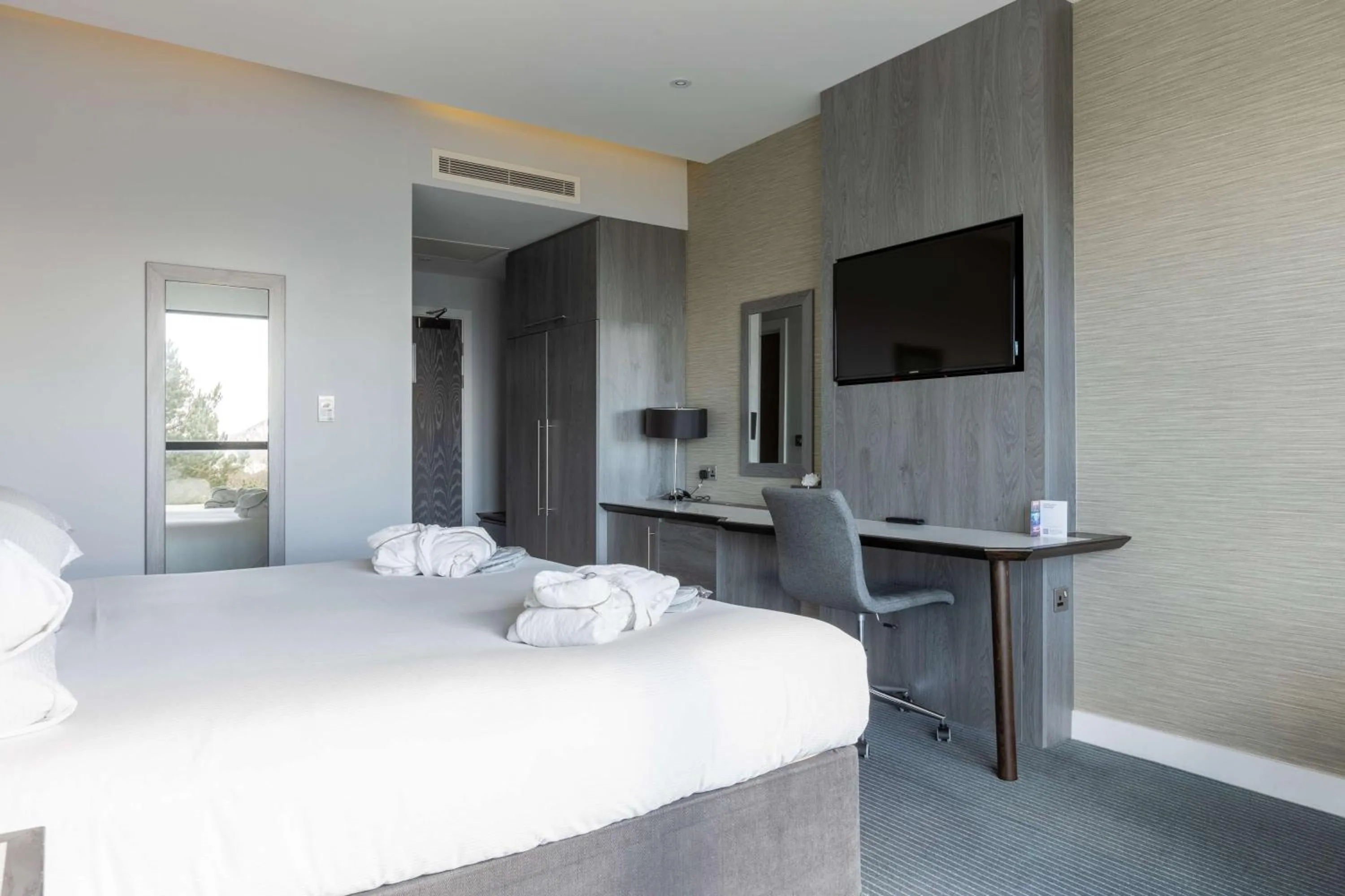 Bedroom, Bed in DoubleTree by Hilton Edinburgh - Queensferry Crossing