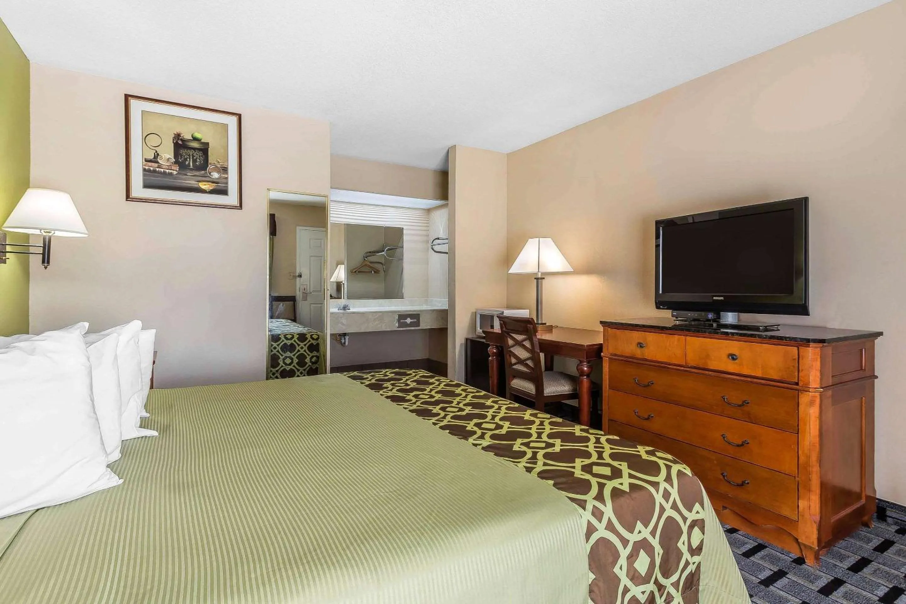 Photo of the whole room, Bed in Rodeway Inn Augusta South