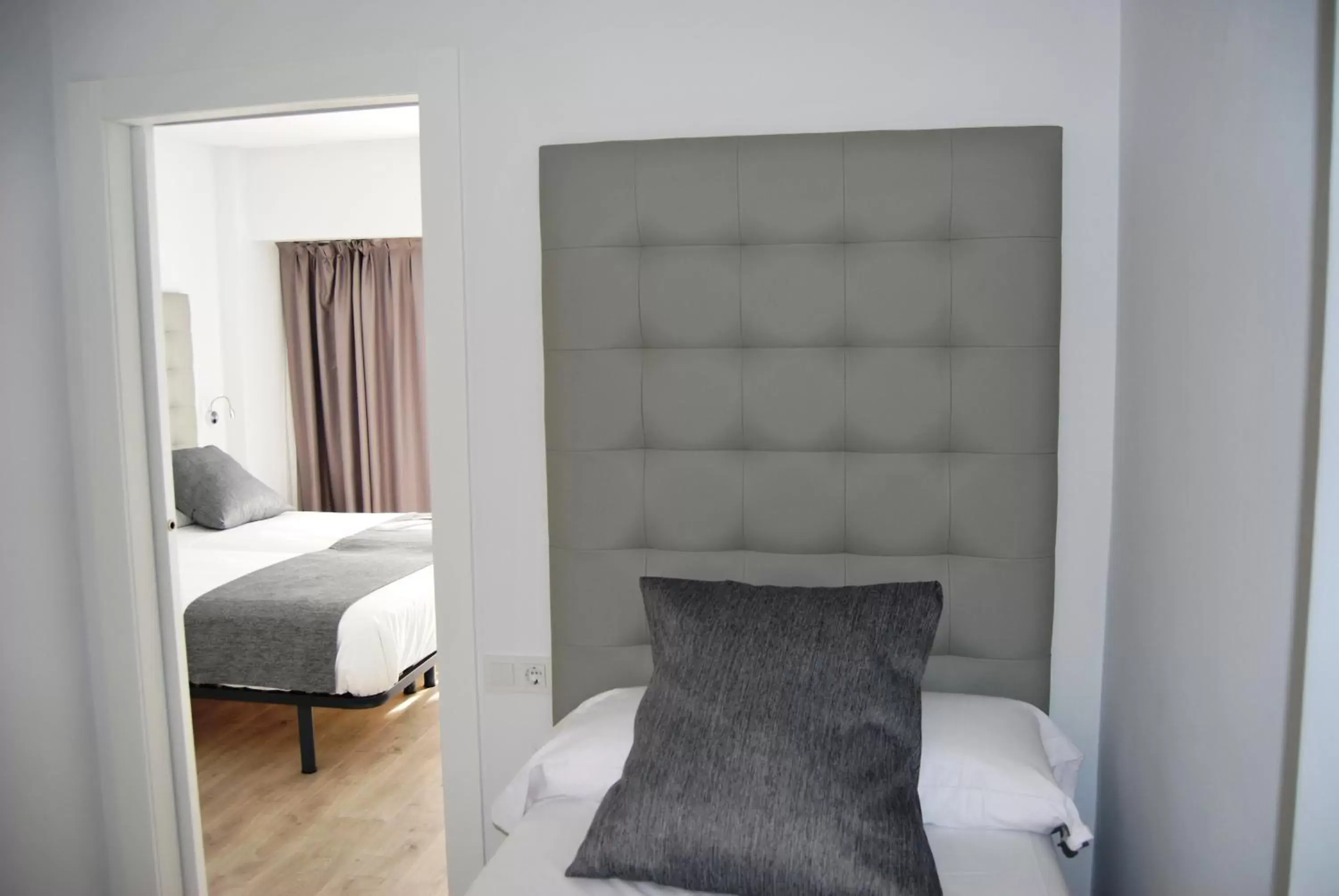 Photo of the whole room, Bed in Estudiotel Alicante