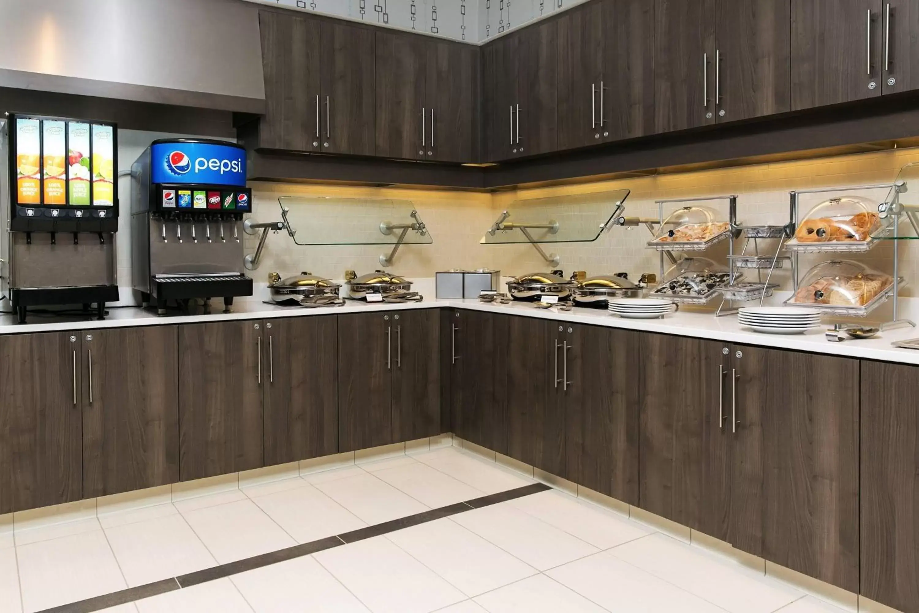 Breakfast, Kitchen/Kitchenette in Residence Inn by Marriott Kansas City at The Legends