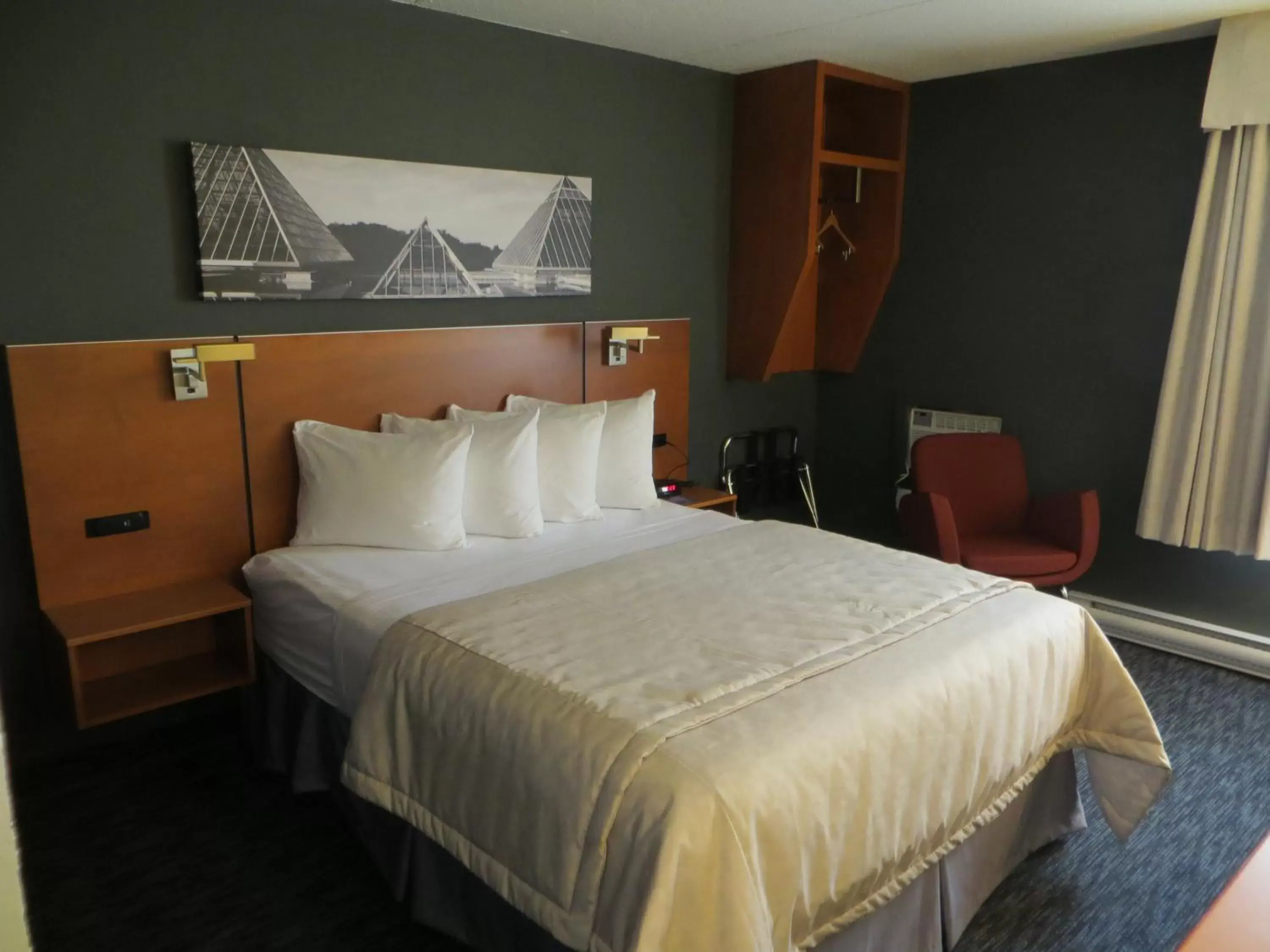 Photo of the whole room, Bed in Travelodge by Wyndham Edmonton West