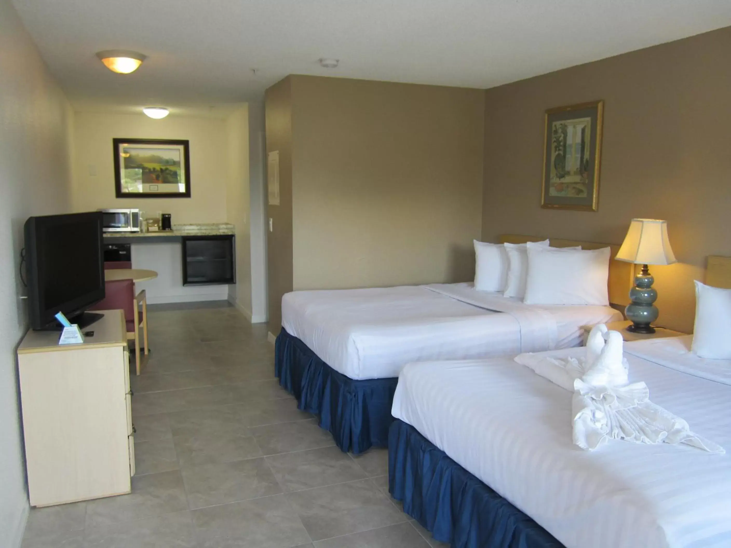 Photo of the whole room, Bed in Lantern Inn & Suites - Sarasota