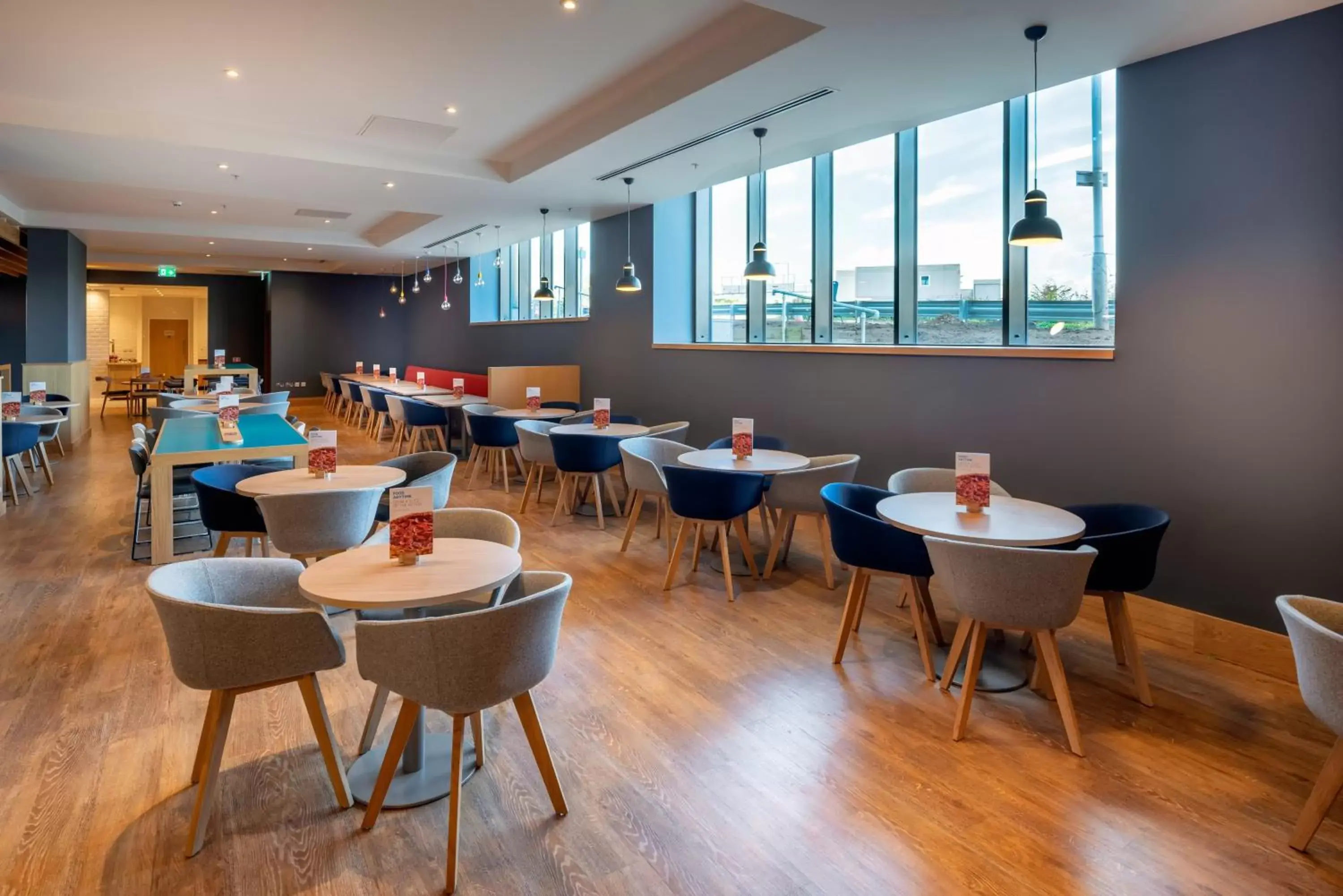Restaurant/Places to Eat in Holiday Inn Express - London Heathrow T4, an IHG Hotel