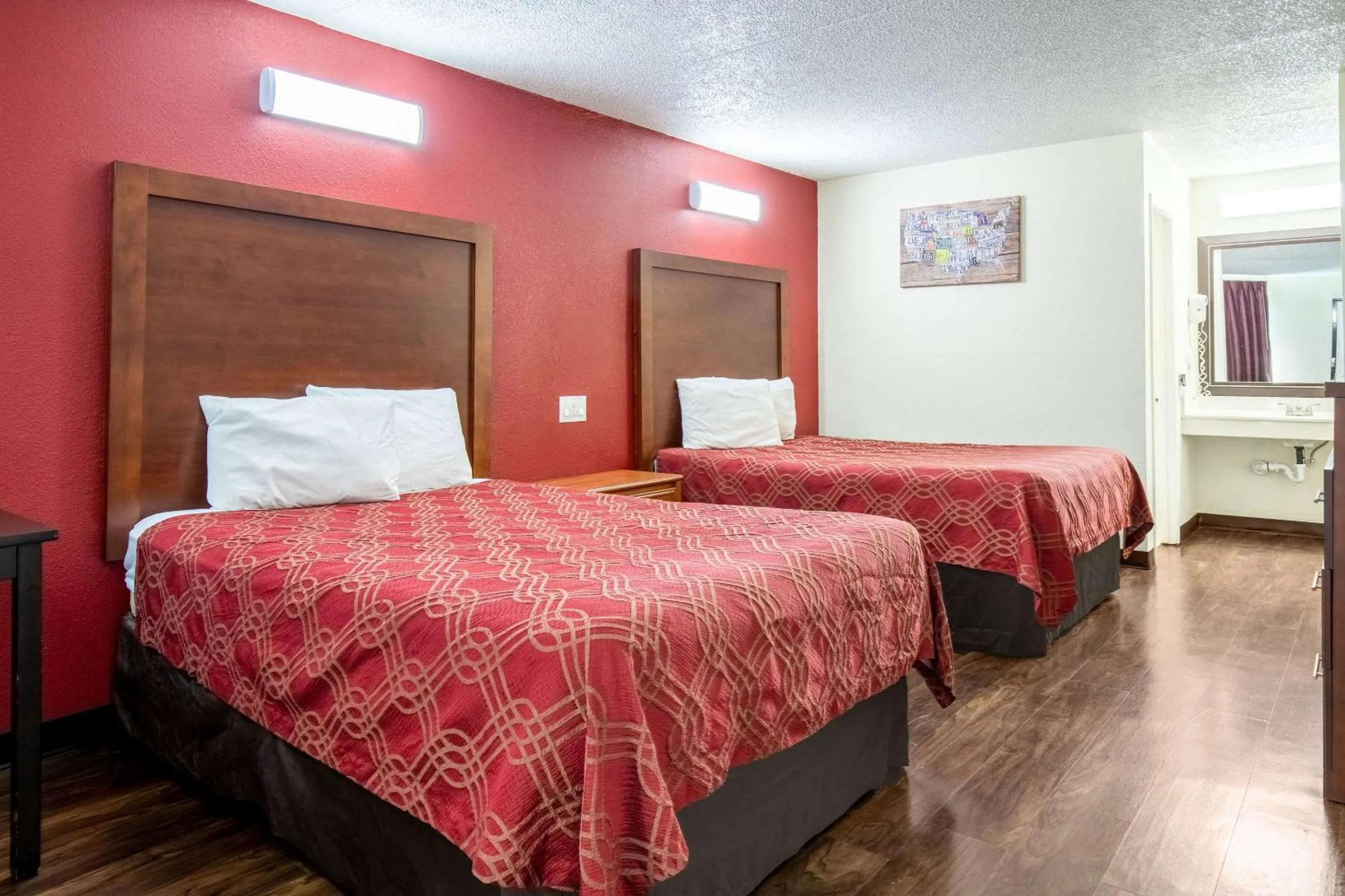 Photo of the whole room, Bed in Econo Lodge Knoxville West - Turkey Creek