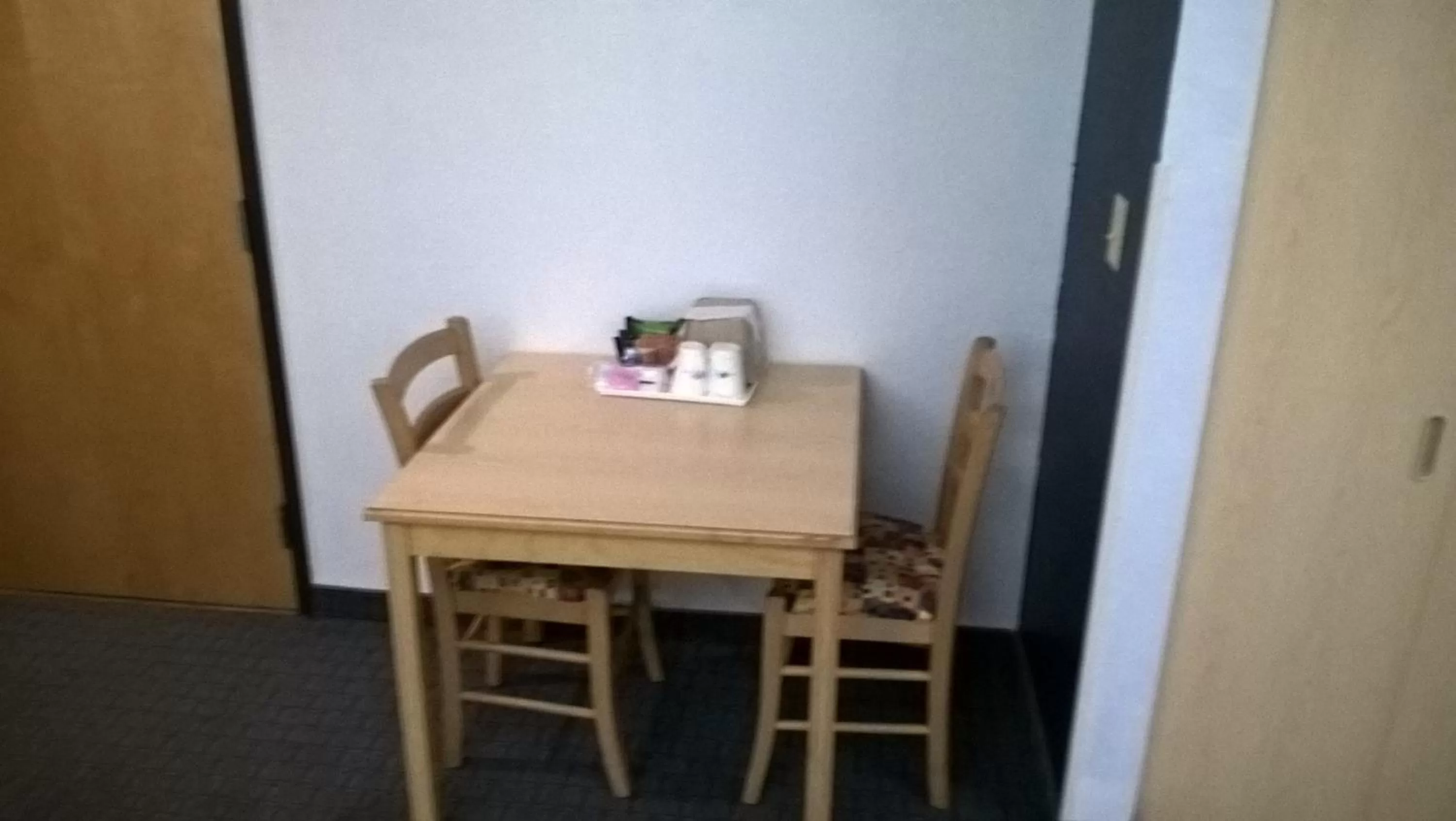 Dining area in Days Inn & Suites by Wyndham Hutchinson