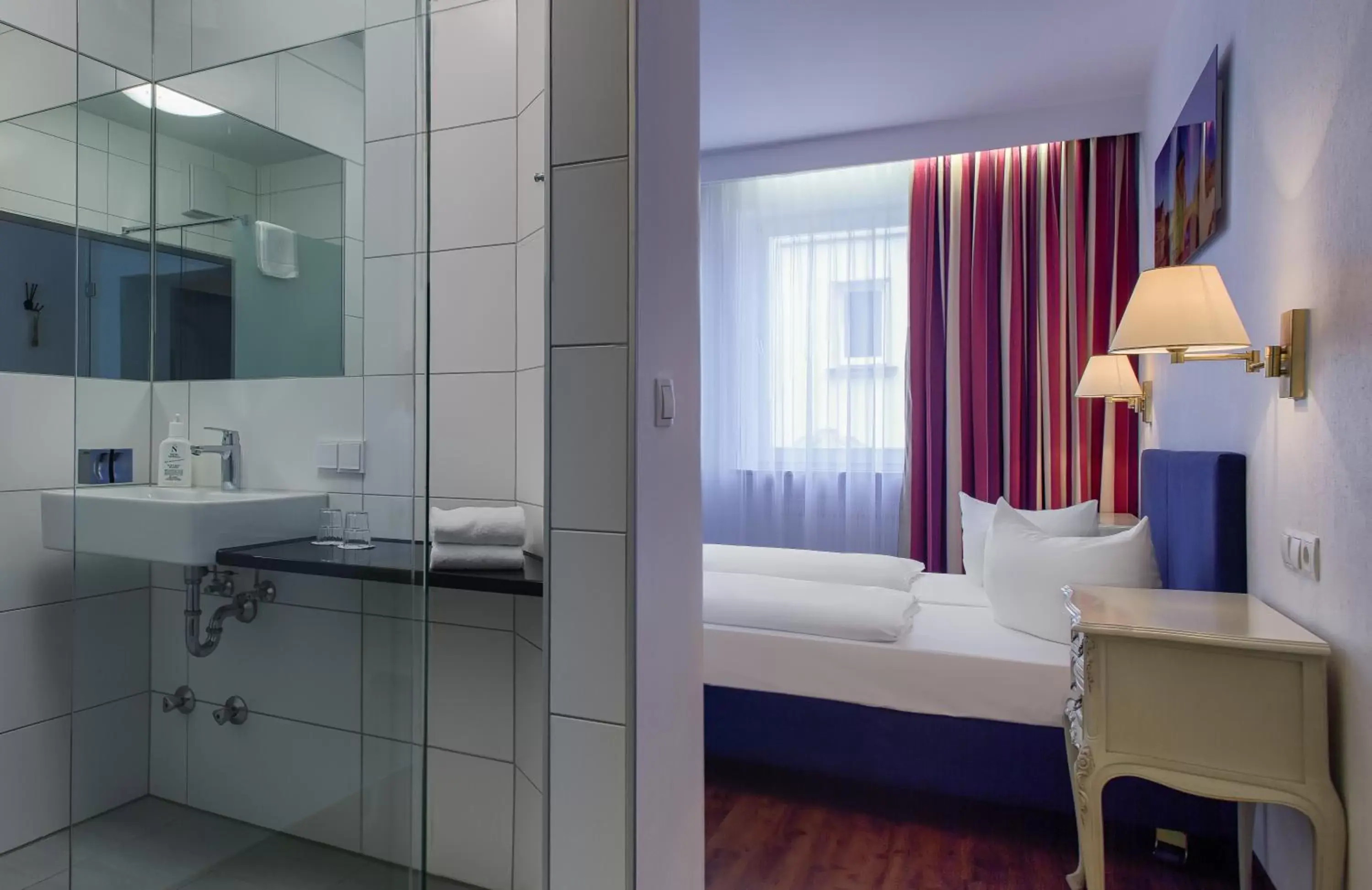 Photo of the whole room, Bed in Hotel National Photo of the whole room, Bed in Hotel National