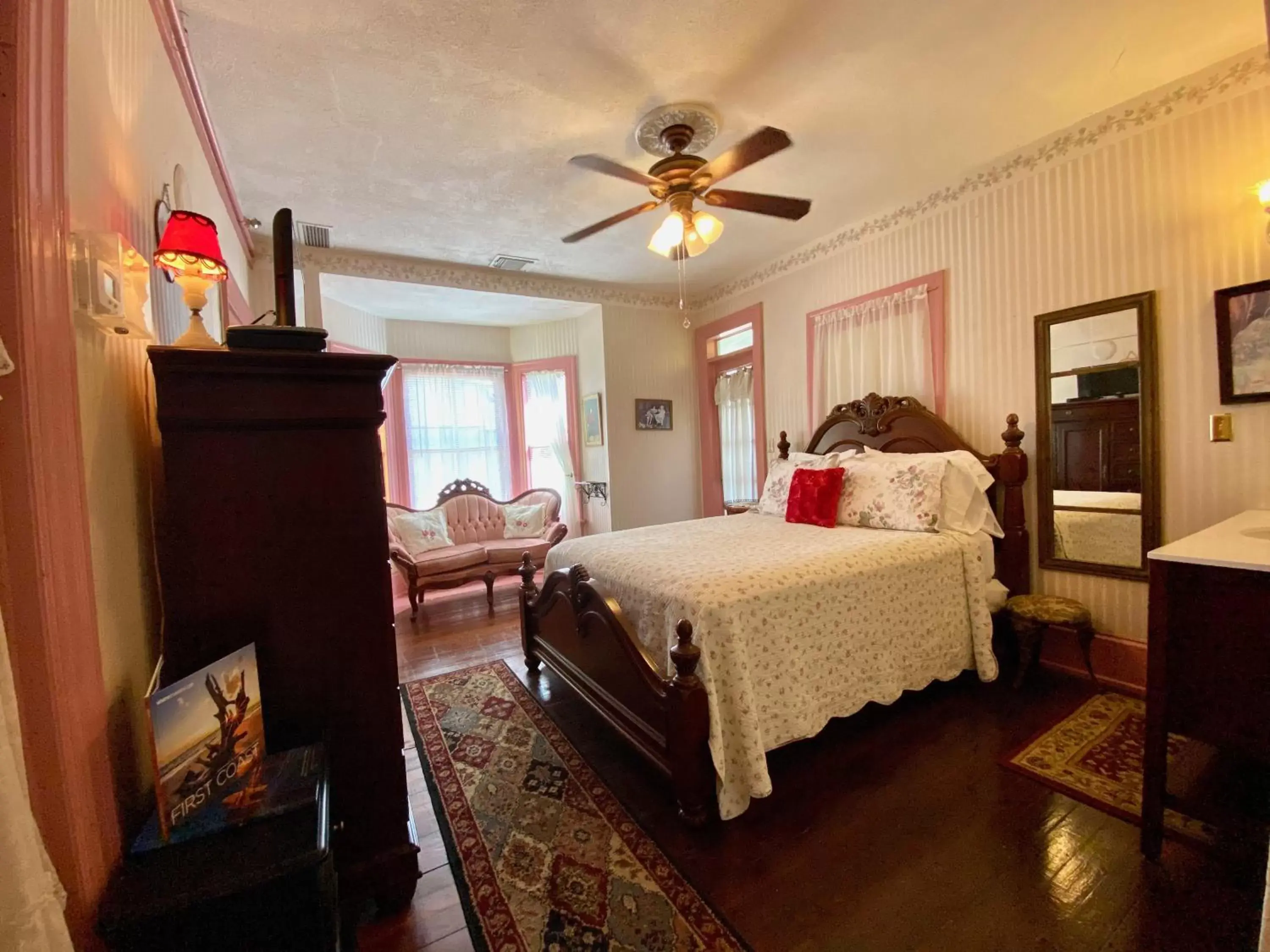 Photo of the whole room, Bed in Penny Farthing Inn