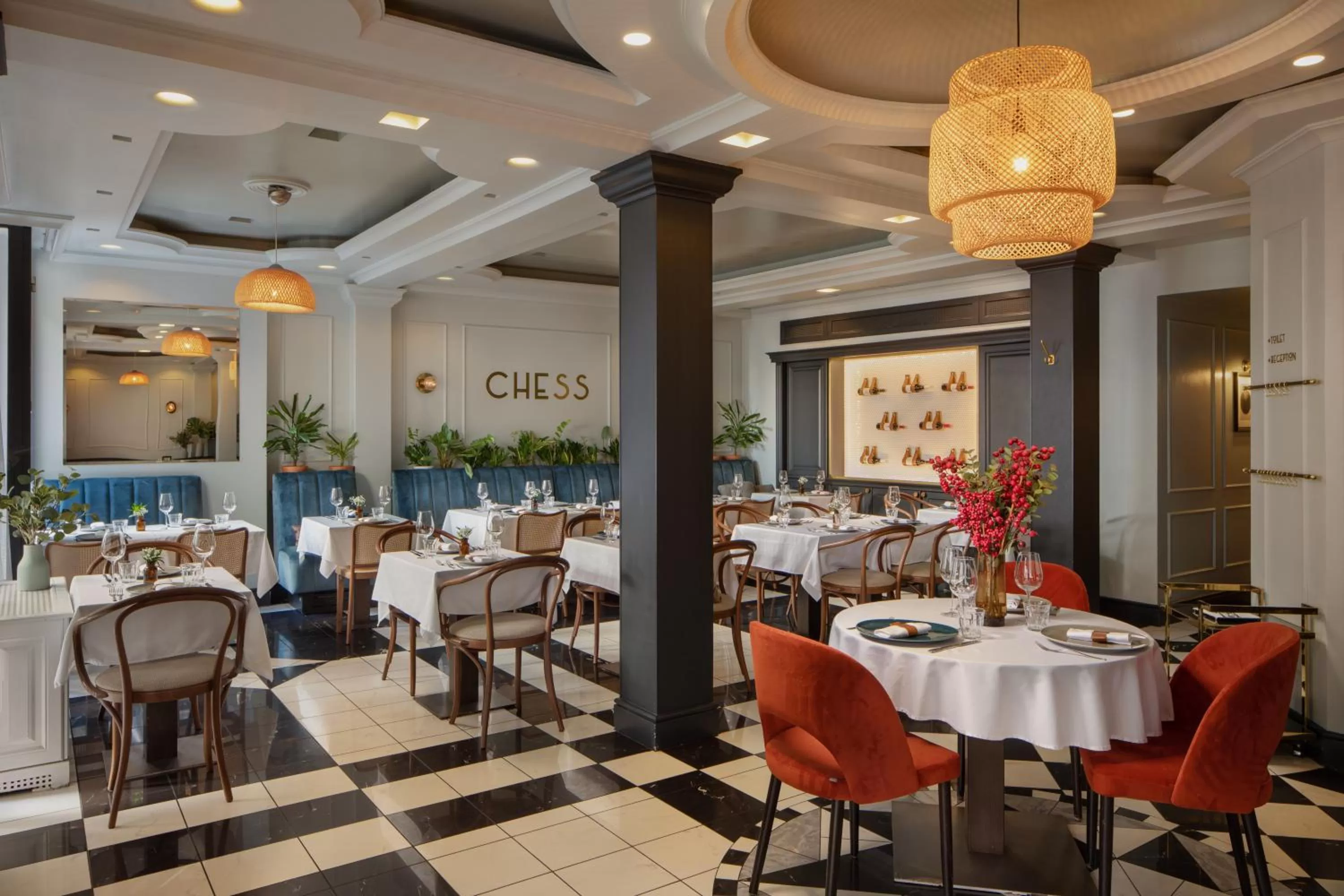 Restaurant/places to eat in Queen's Court Hotel & Residence