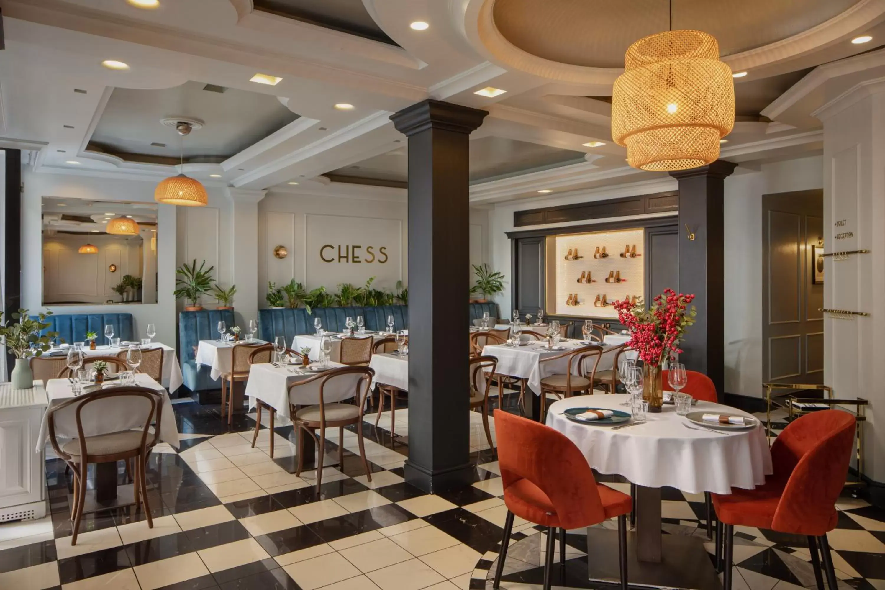 Restaurant/Places to Eat in Queen's Court Hotel & Residence