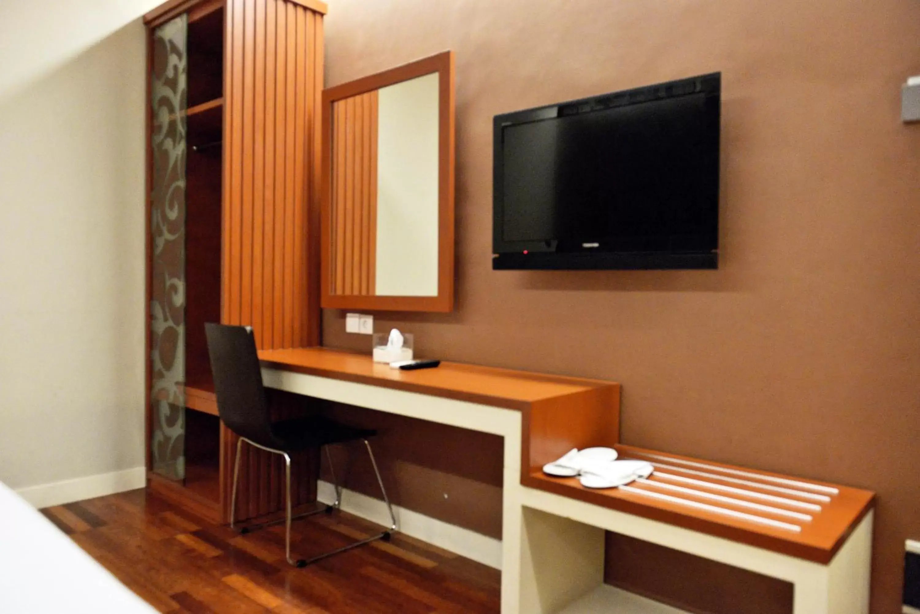 Bedroom, Coffee/Tea Facilities in Hotel Trio Indah 2
