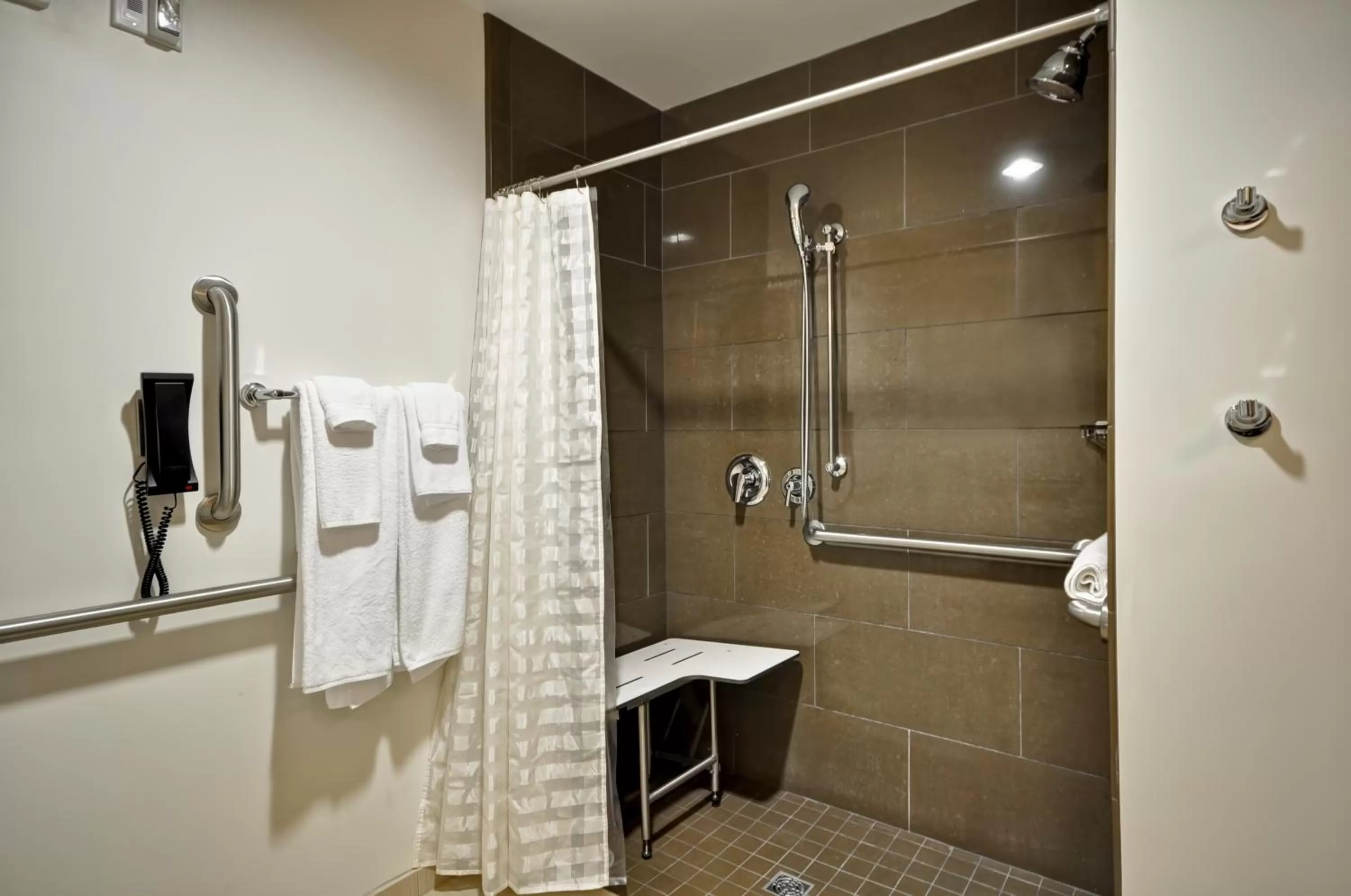 Two-Bedroom Suite with Accessible Tub - Disability Access in Hyatt House Atlanta Cobb Galleria
