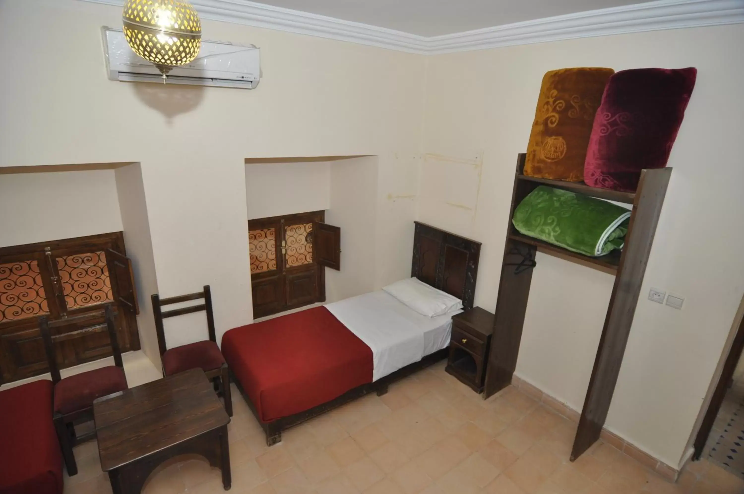 Triple Room with Shared Bathroom in Hotel Cecil Triple Room with Shared Bathroom in Hotel Cecil