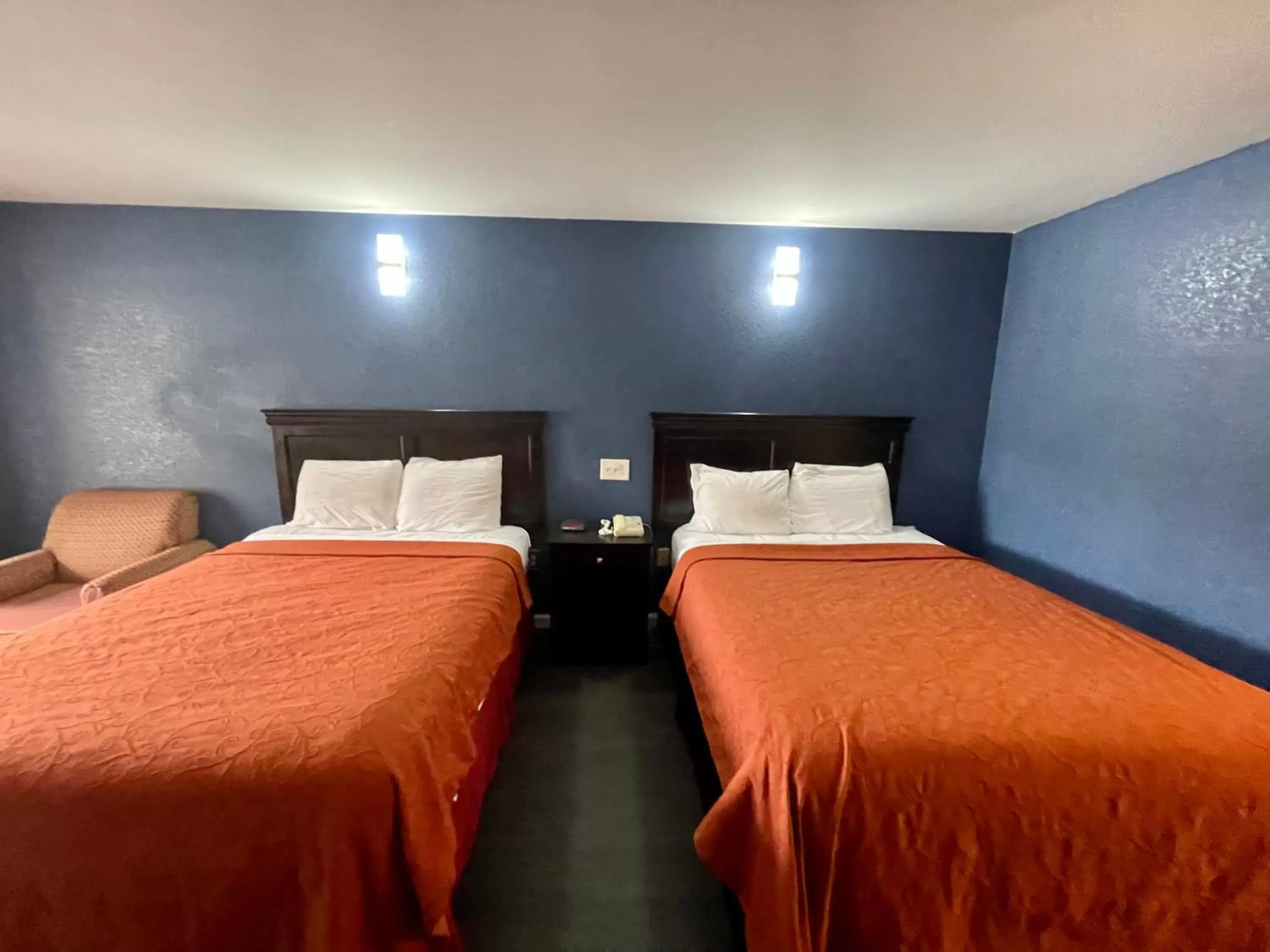 Bed in Key West Inn - Roanoke