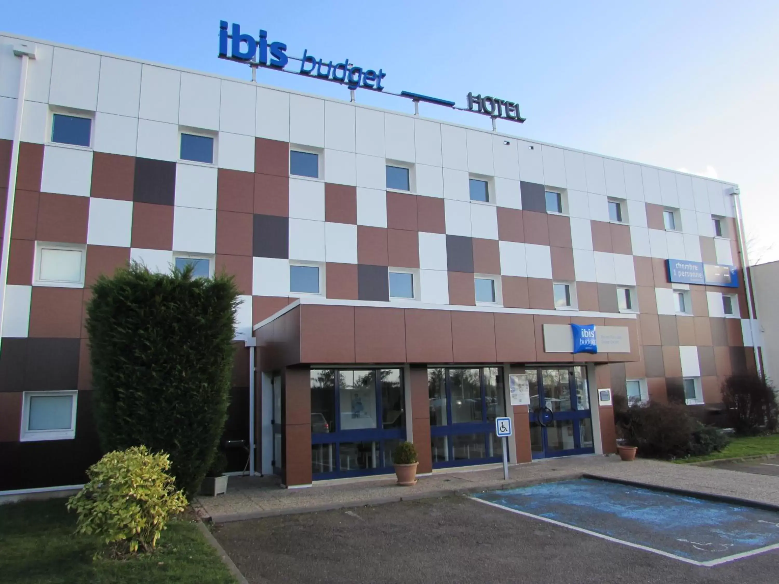 Facade/entrance, Property Building in ibis budget Rouen Parc des Expos Zenith