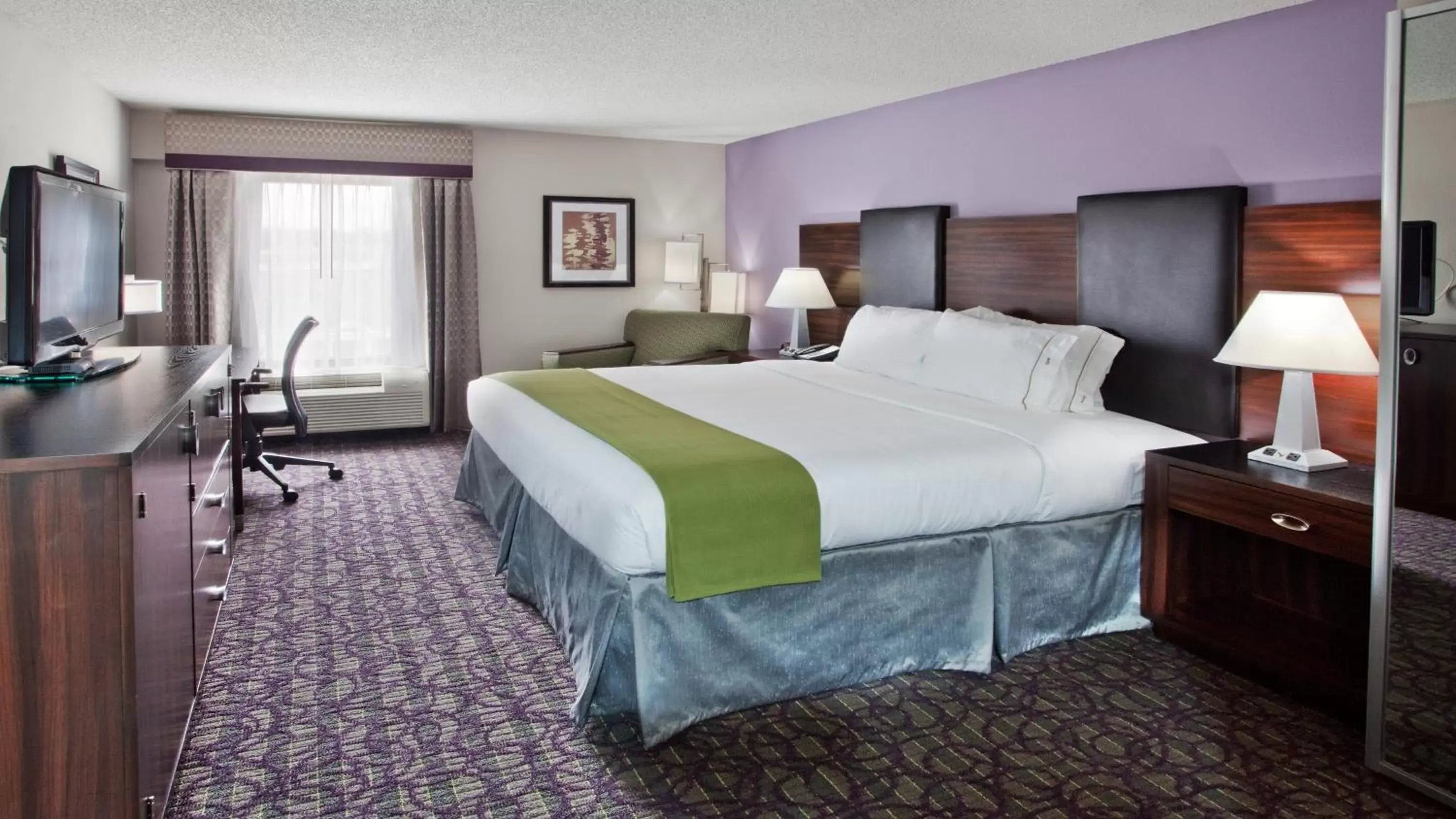 Photo of the whole room, Bed in Holiday Inn Express Atlanta West - Theme Park Area, an IHG Hotel