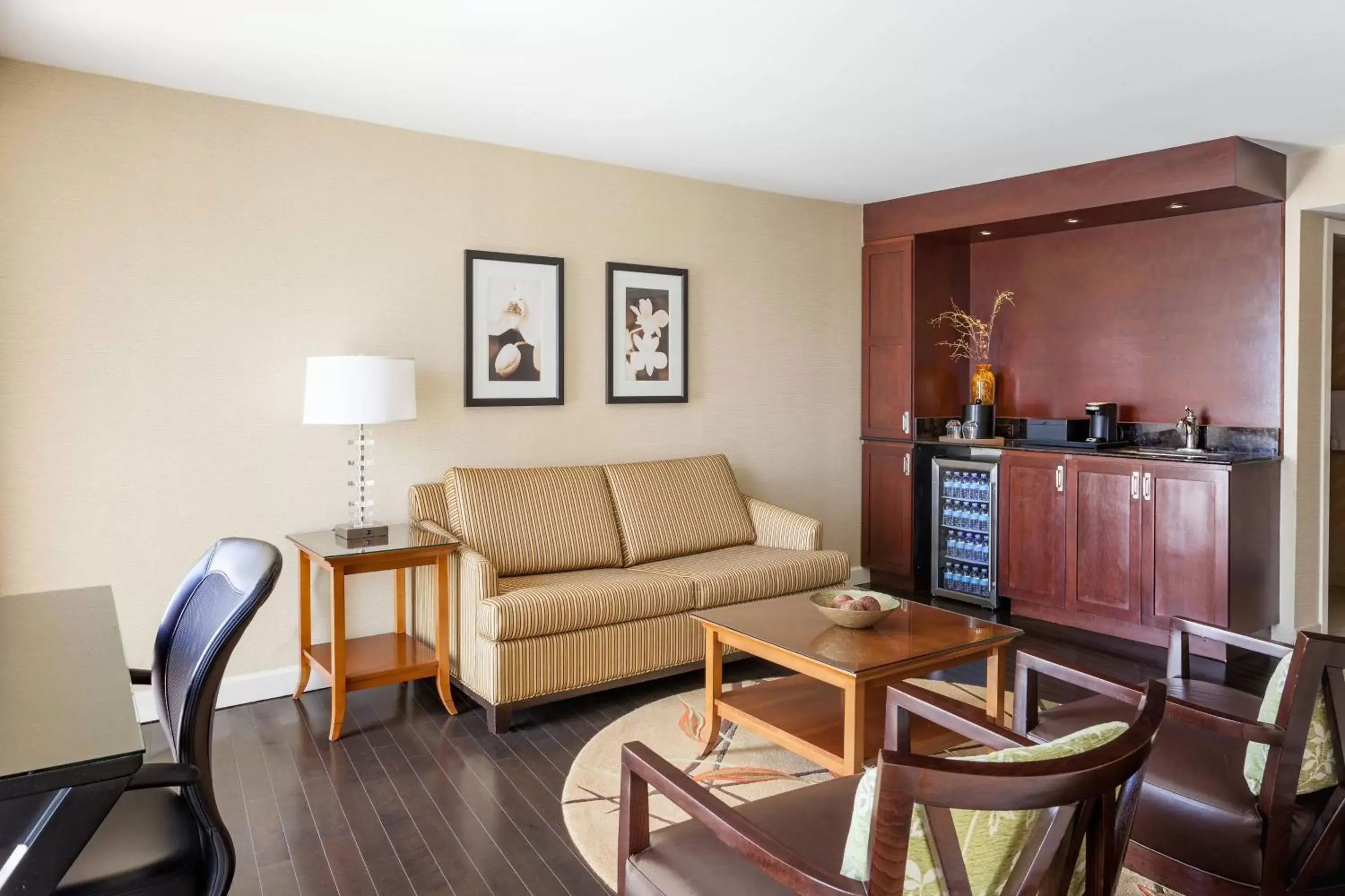 Living room, Seating Area in Tampa Airport Marriott