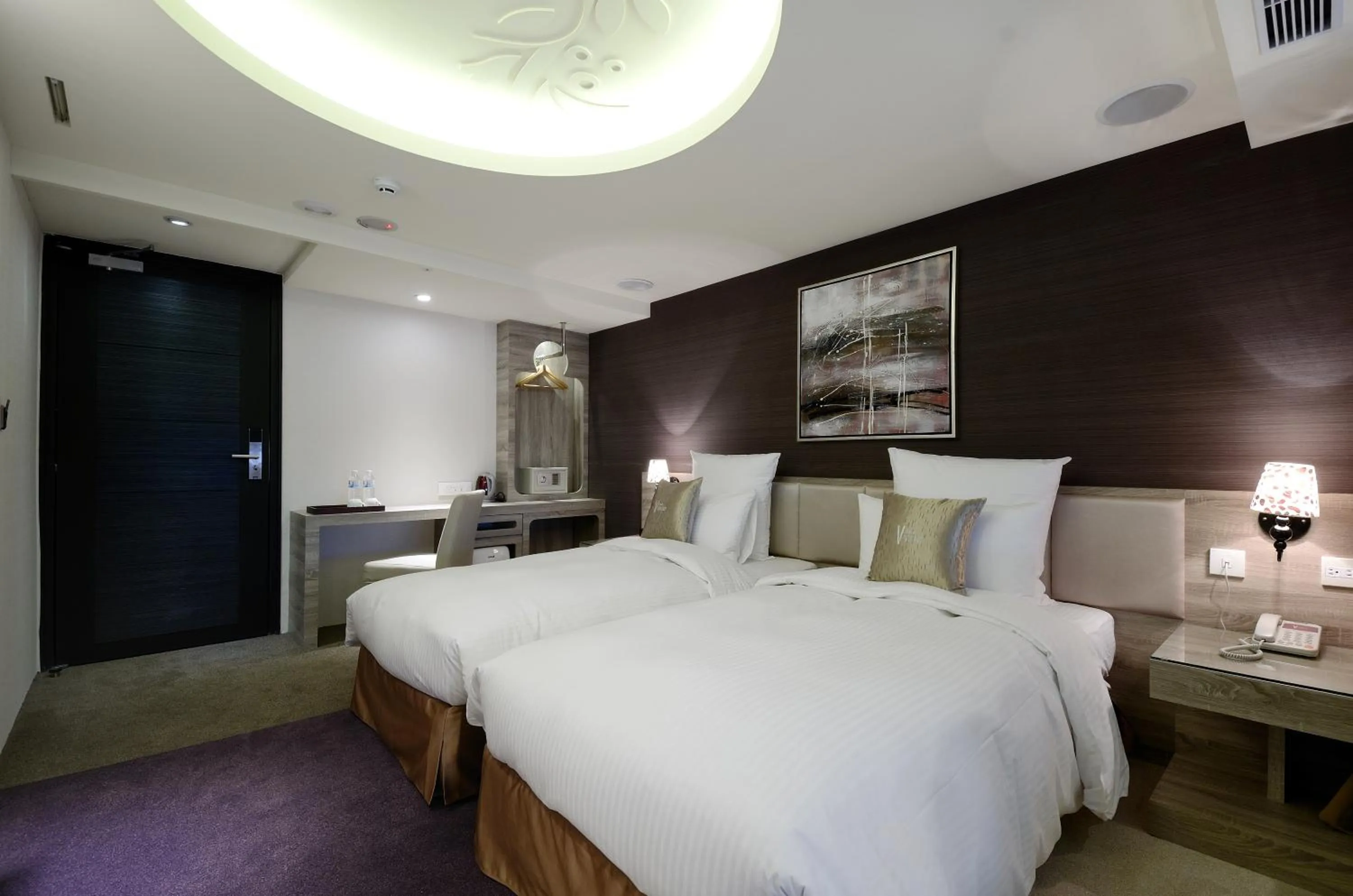 Photo of the whole room, Bed in V-one Vogue Hotel