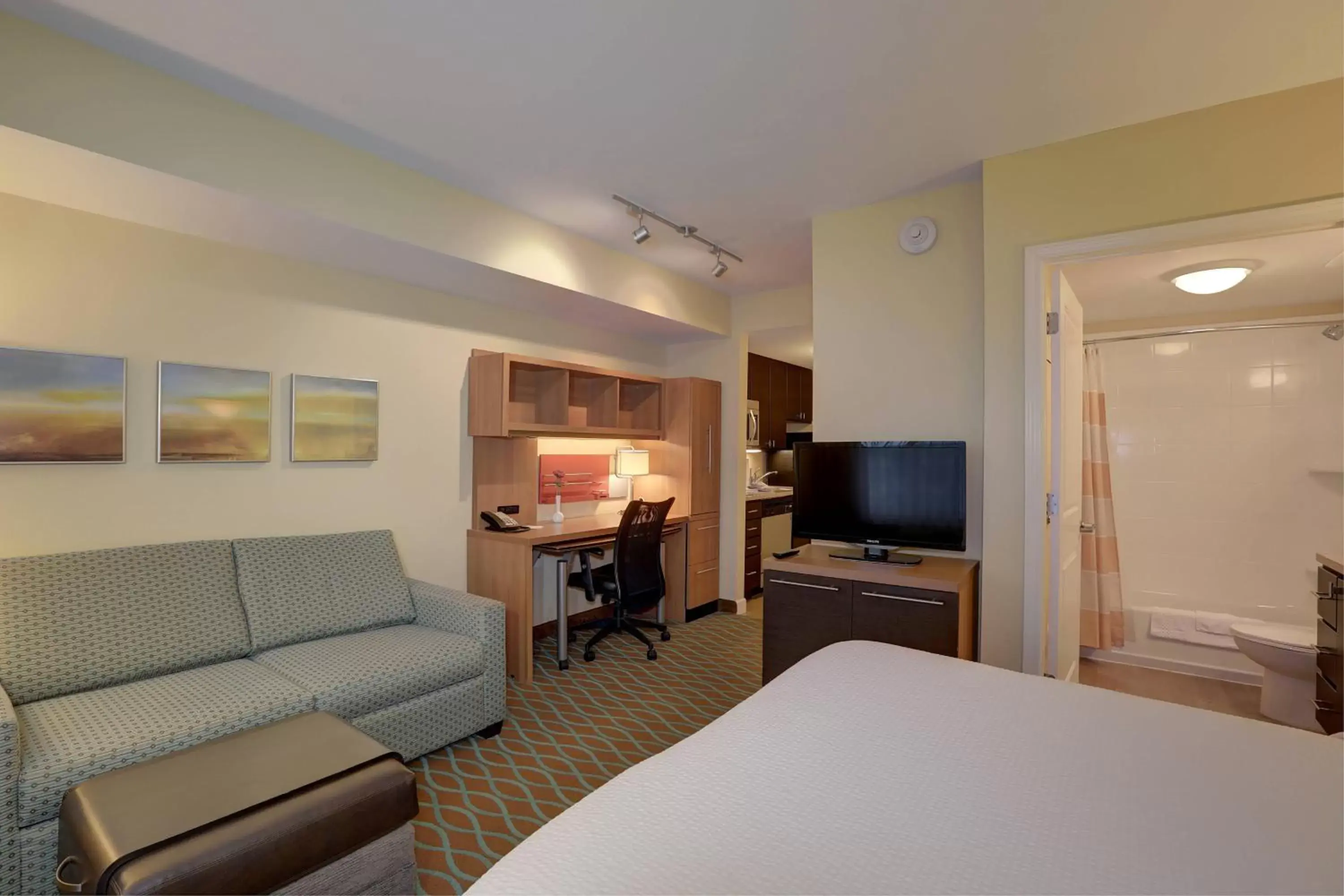 Bedroom, TV/Entertainment Center in TownePlace Suites Richland Columbia Point