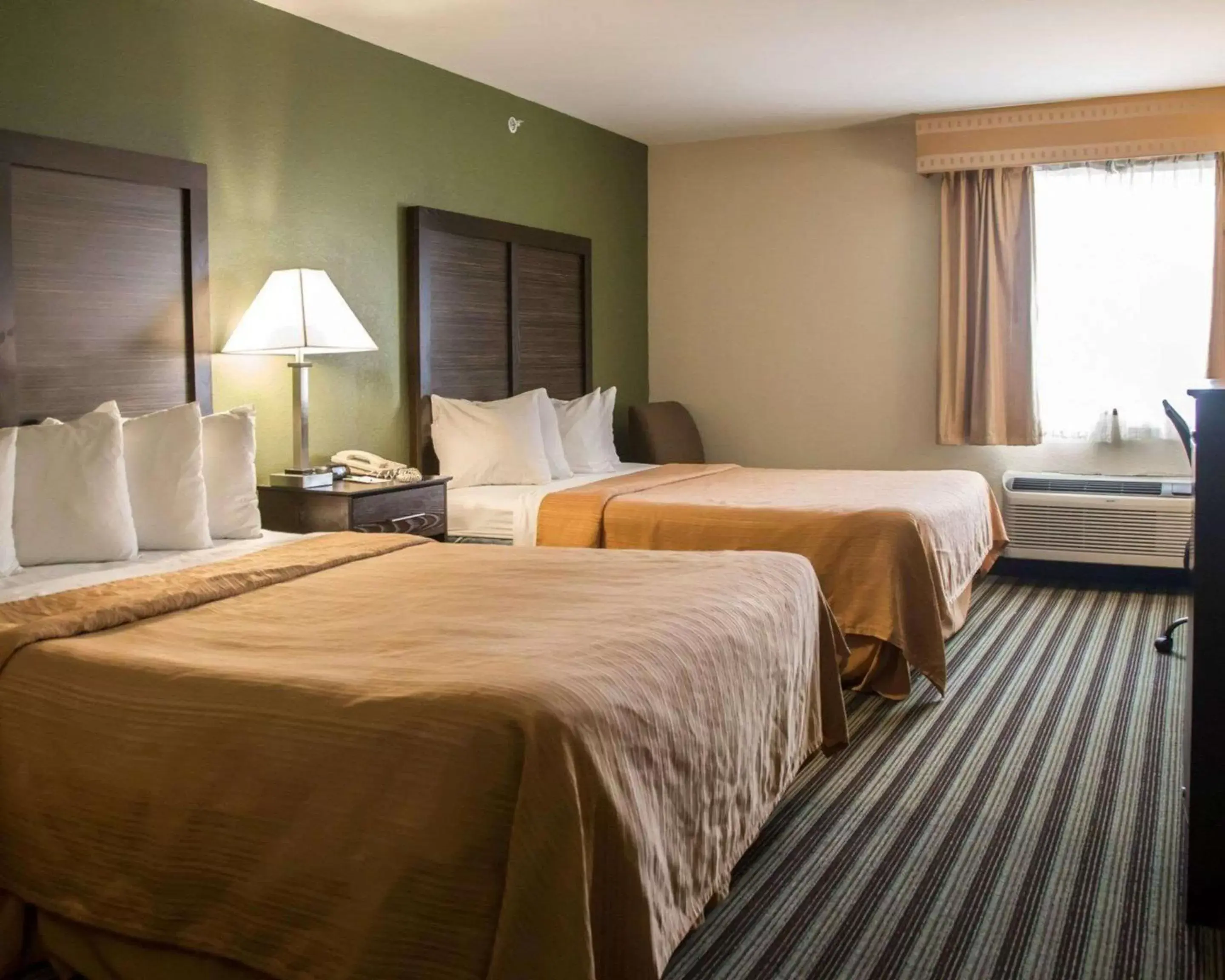Photo of the whole room, Bed in Quality Inn & Suites Loves Park near Rockford