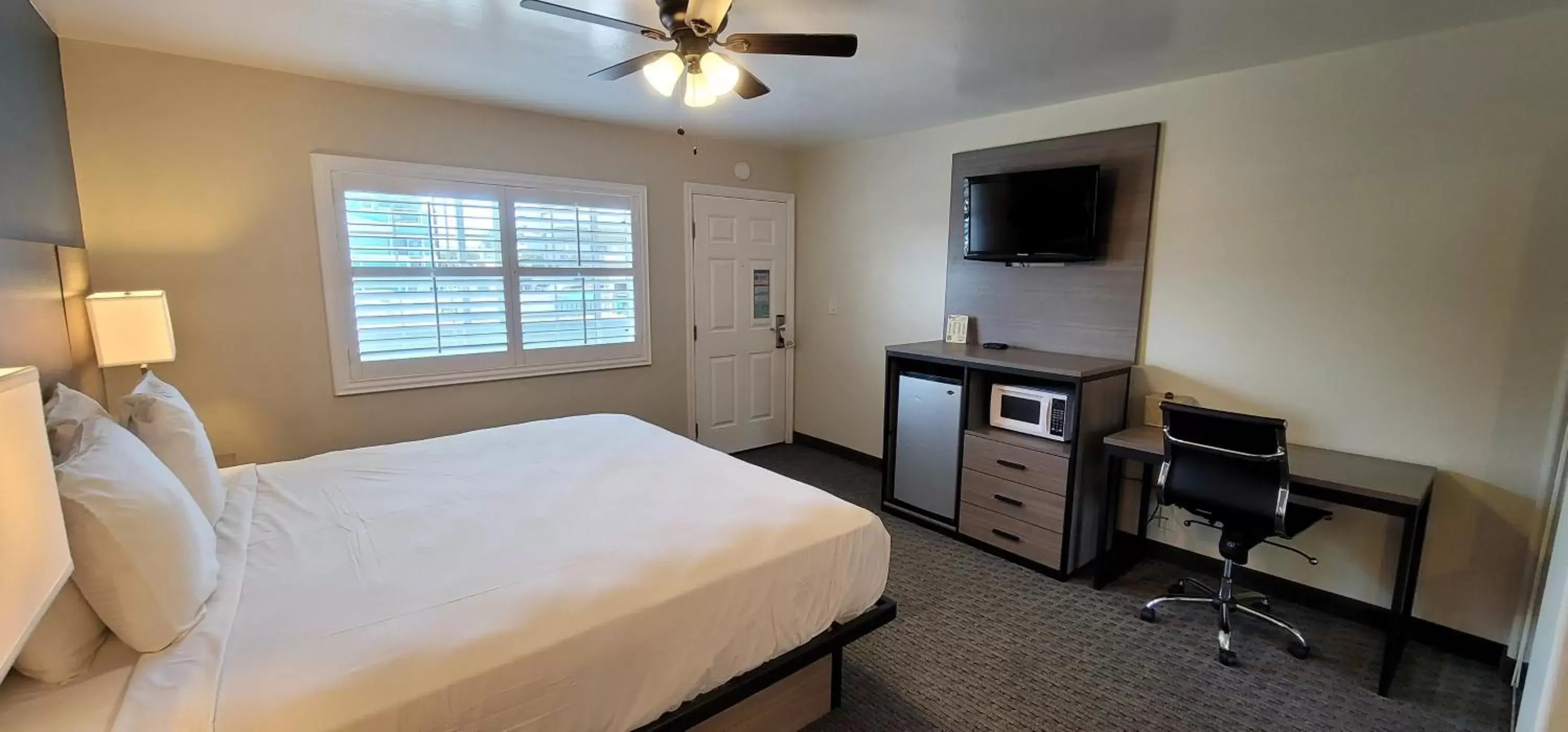 Photo of the whole room, TV/Entertainment Center in Beachwalker Inn & Suites