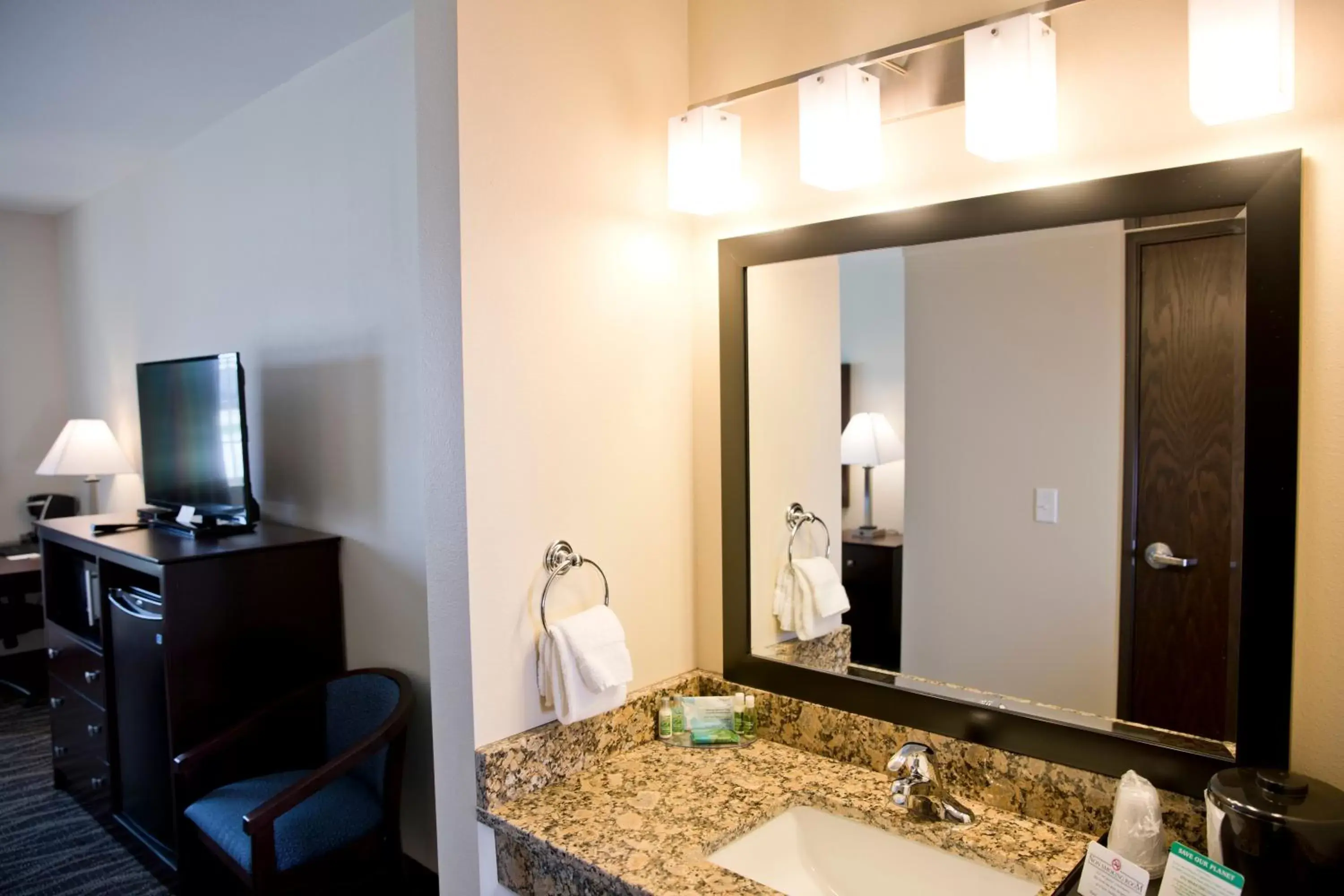 Bedroom, Bathroom in Cobblestone Inn & Suites -Clarinda