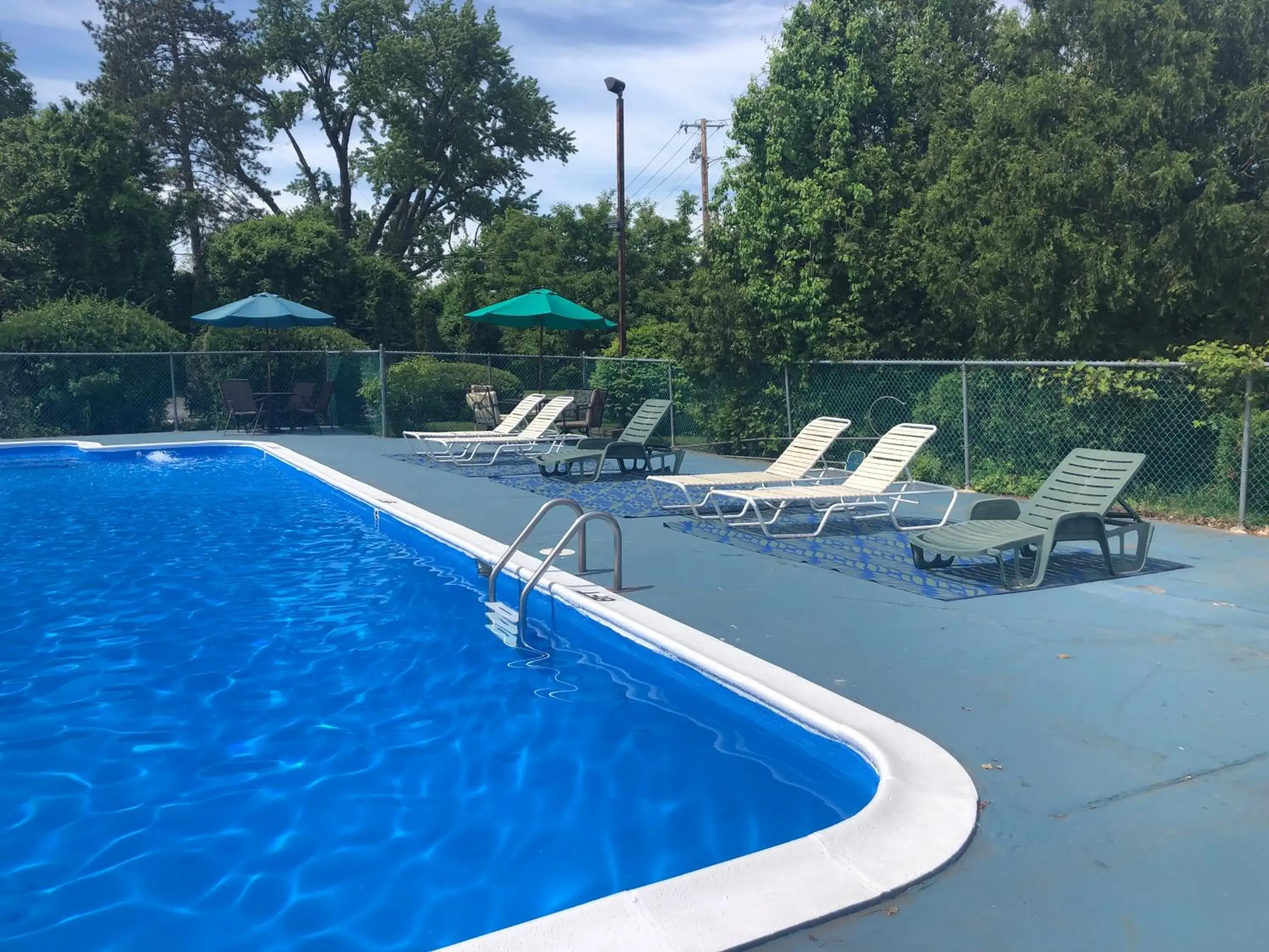 Swimming pool in The Black Mountain Inn Swimming pool in The Black Mountain Inn