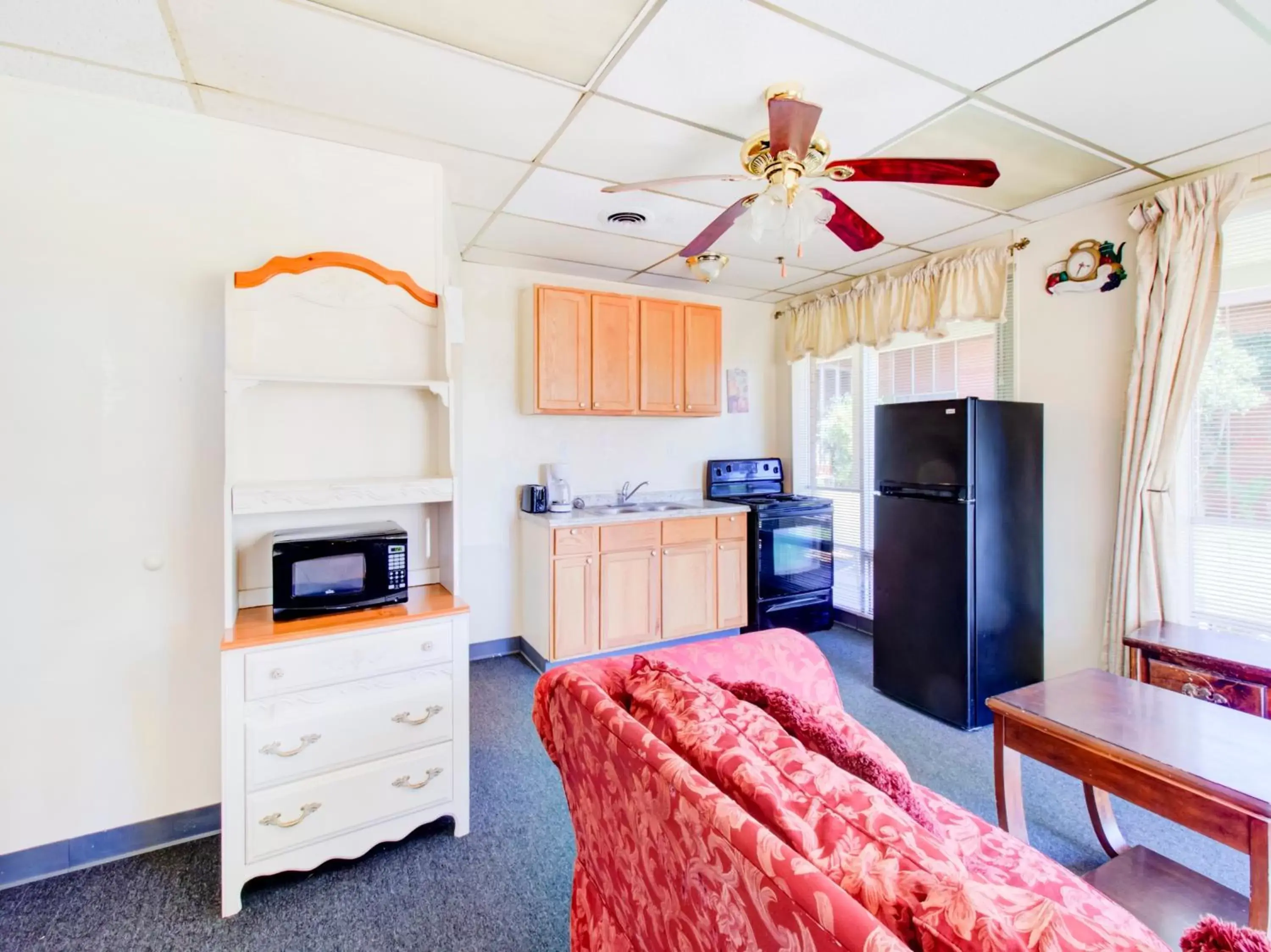 Kitchen or kitchenette, Kitchen/Kitchenette in OYO Hotel Drumright I-44 OK