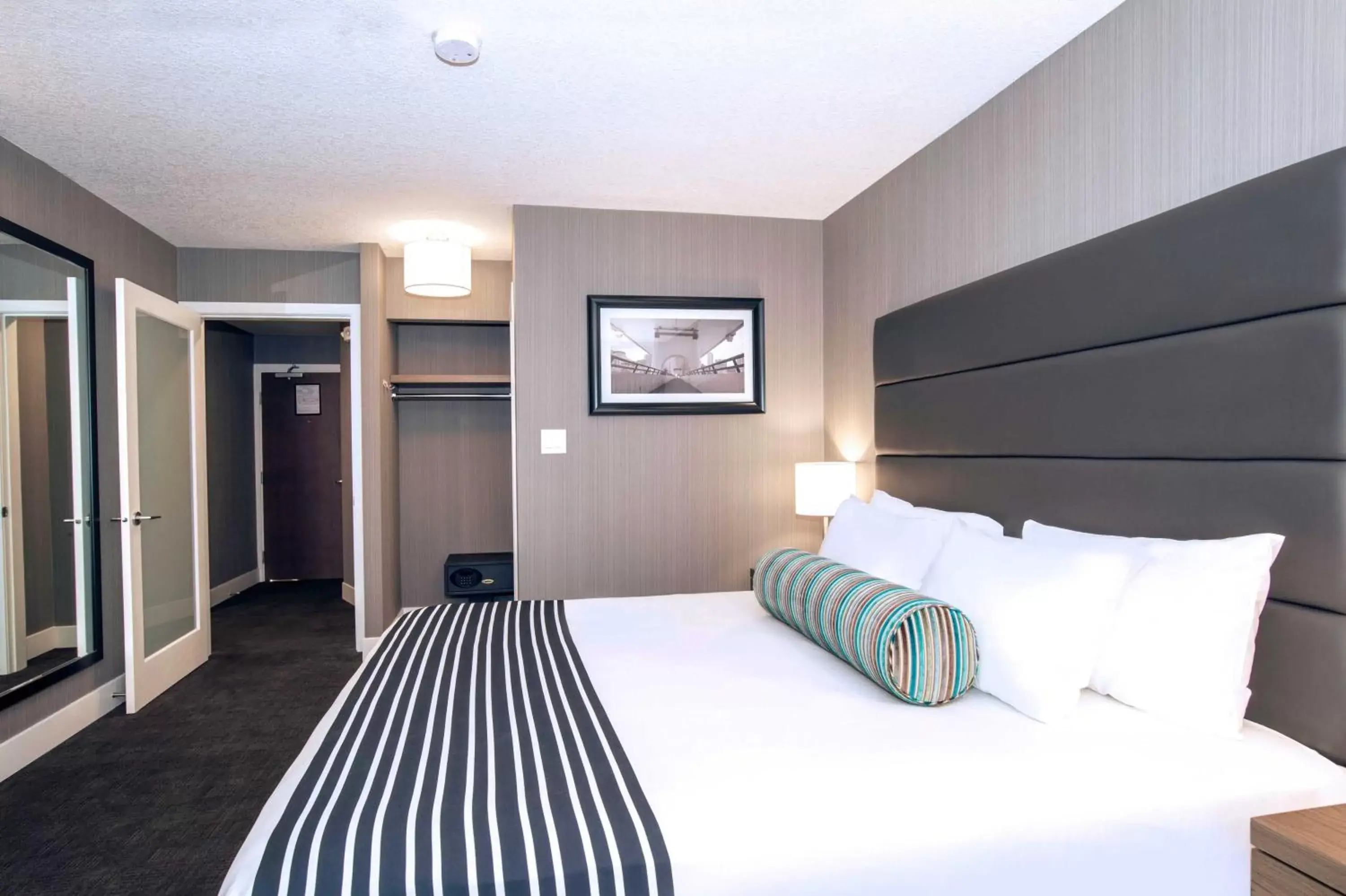 Photo of the whole room in Sandman Signature Calgary Downtown Hotel