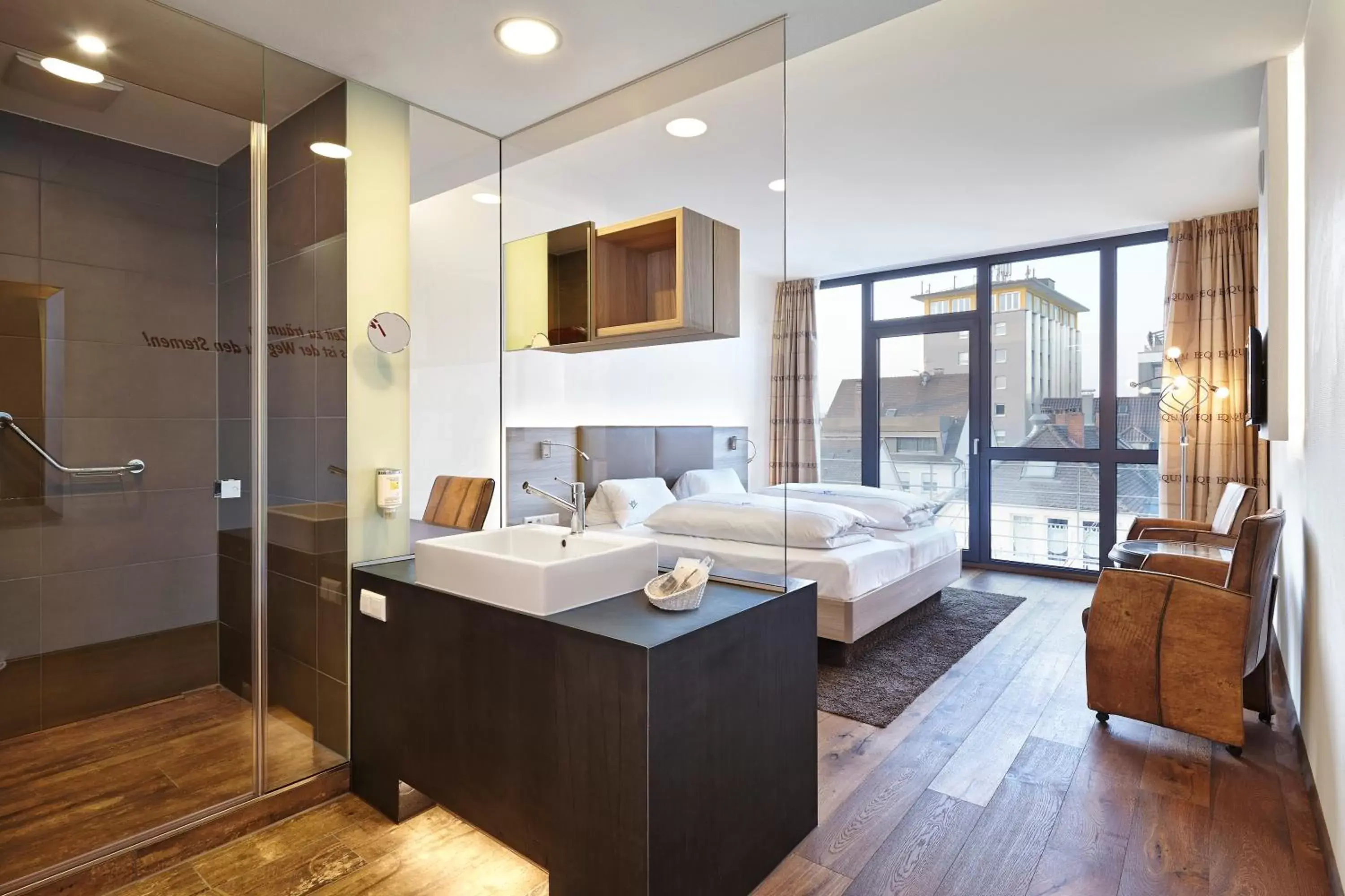 Bedroom, Bathroom in Hotel City Krone