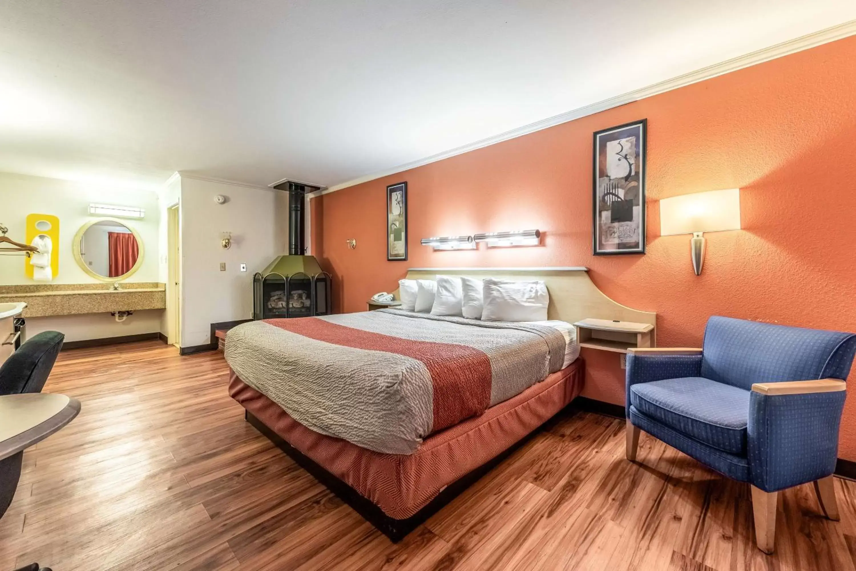 Bedroom, Bed in Motel 6-Gatlinburg, TN - Smoky Mountains