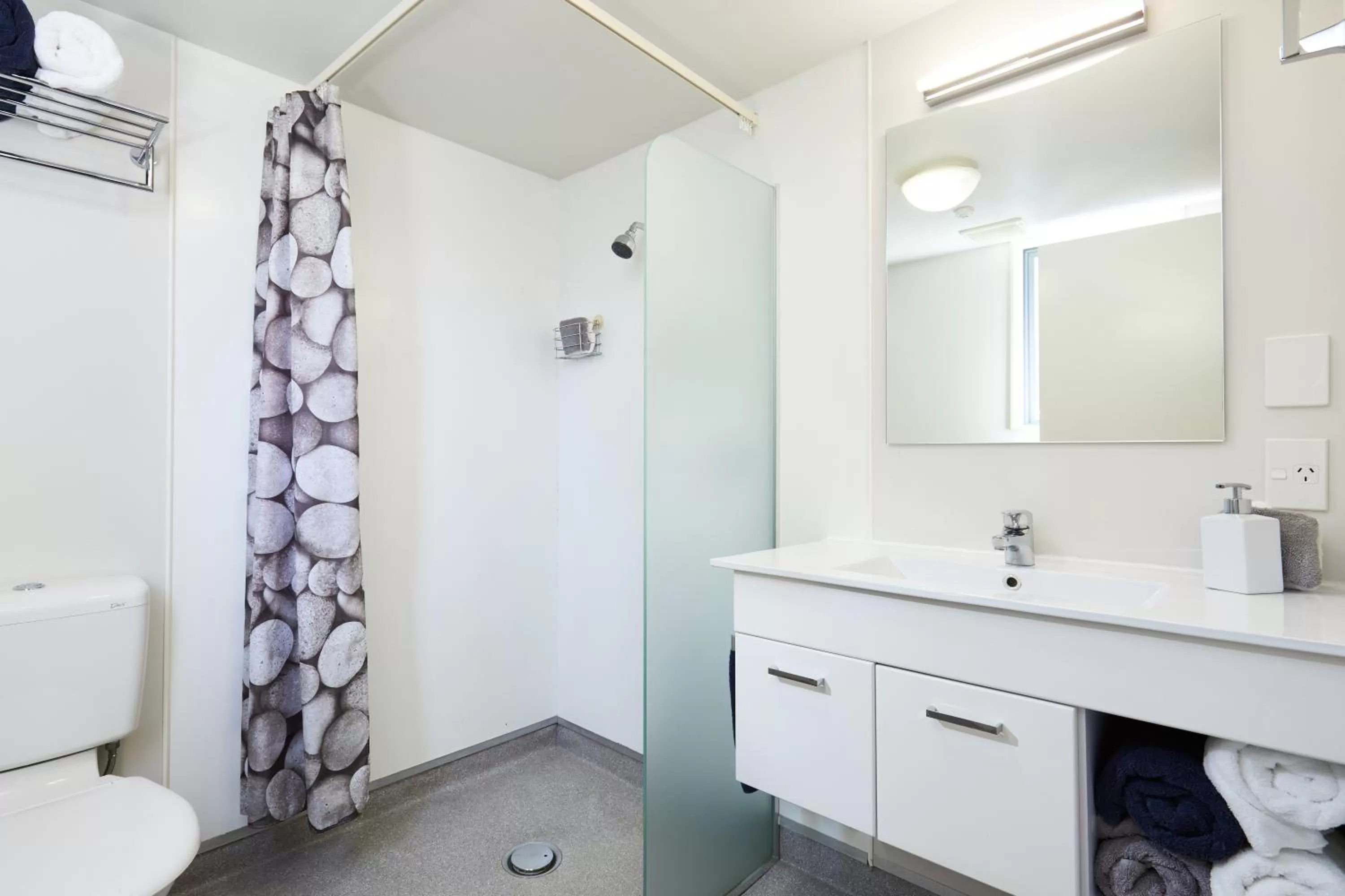 Shower in Blenheim Palms Motel