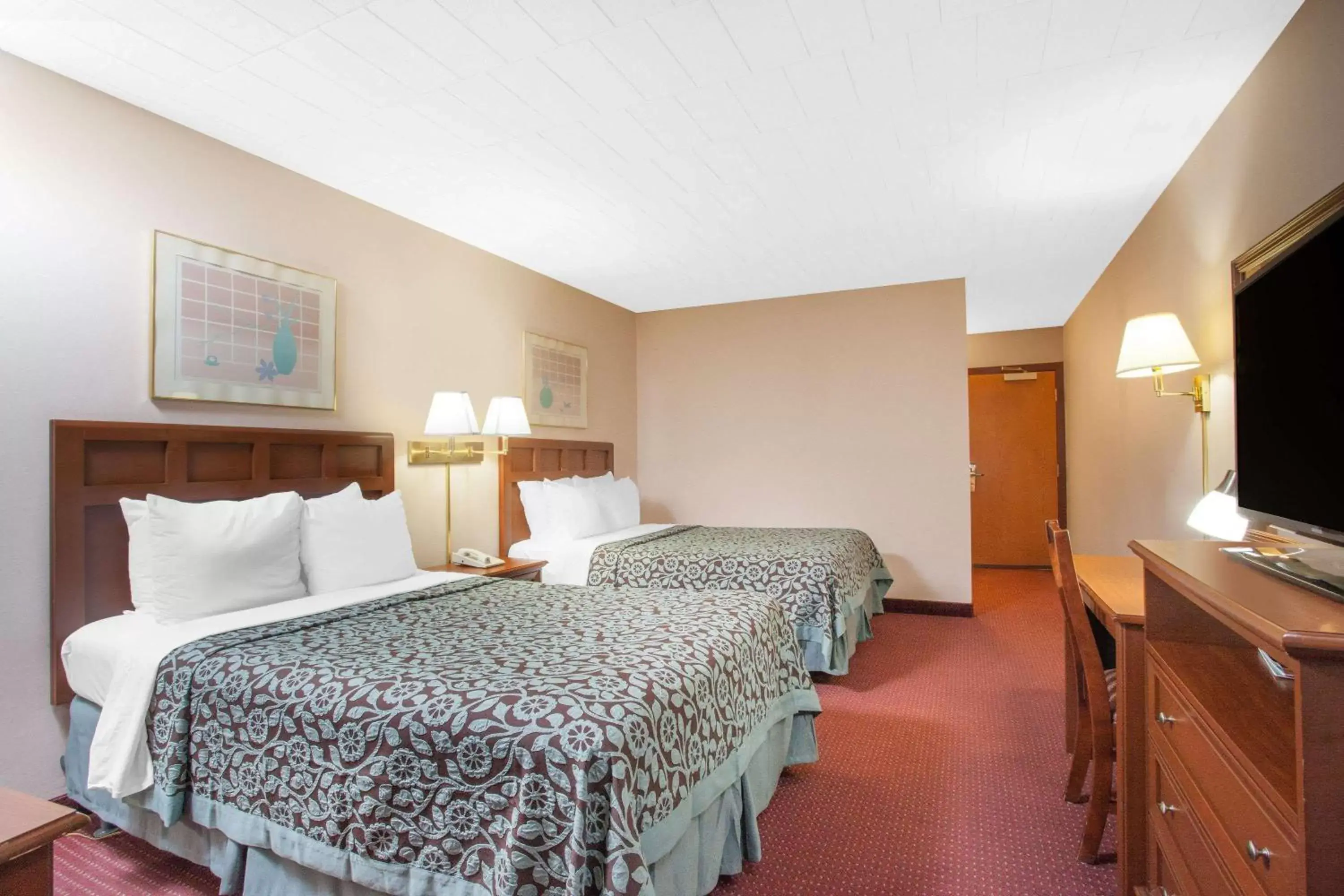 Photo of the whole room, Bed in Days Inn by Wyndham Liberty