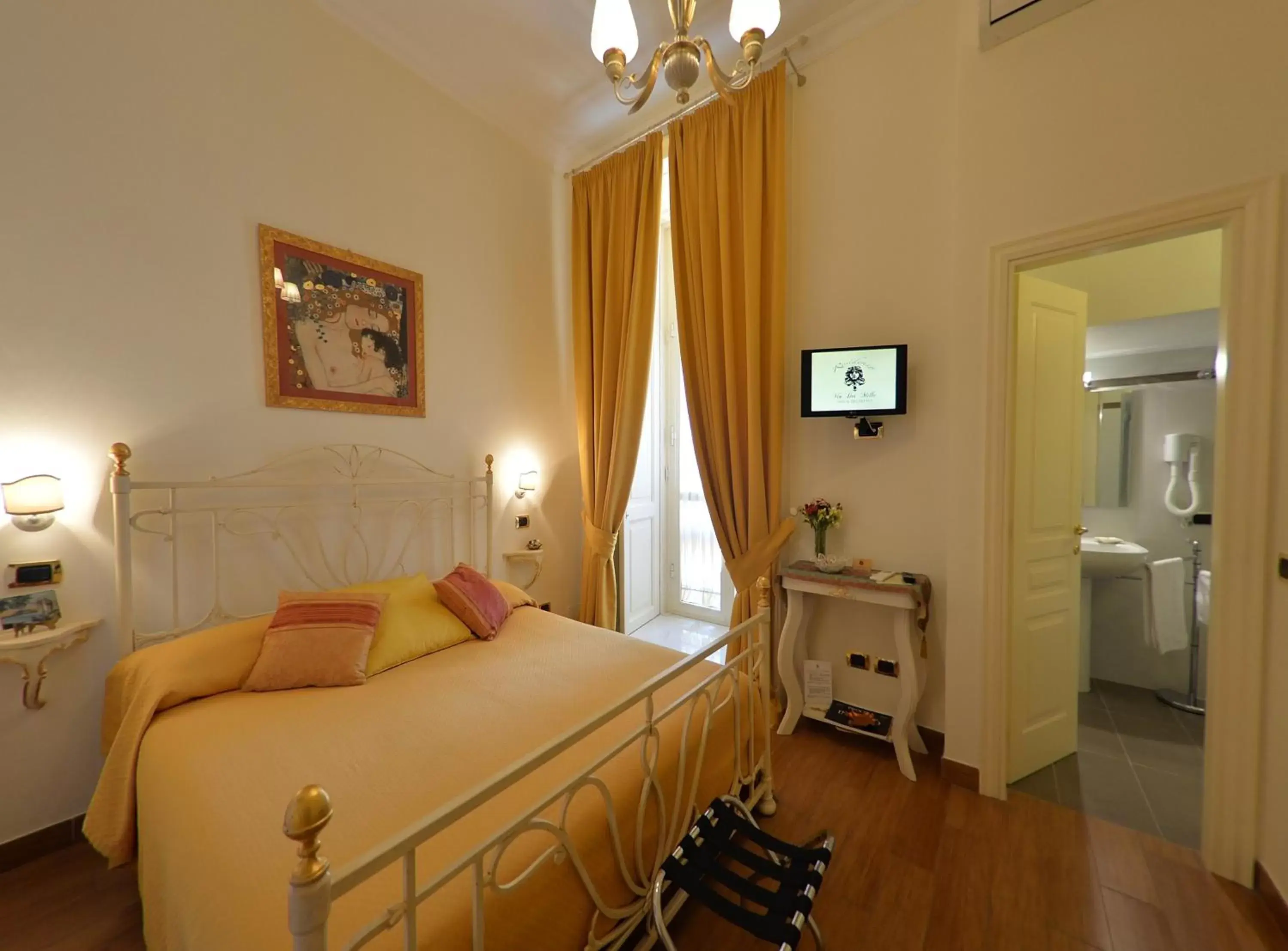 Photo of the whole room, Bed in B&B Residenza Via Dei Mille