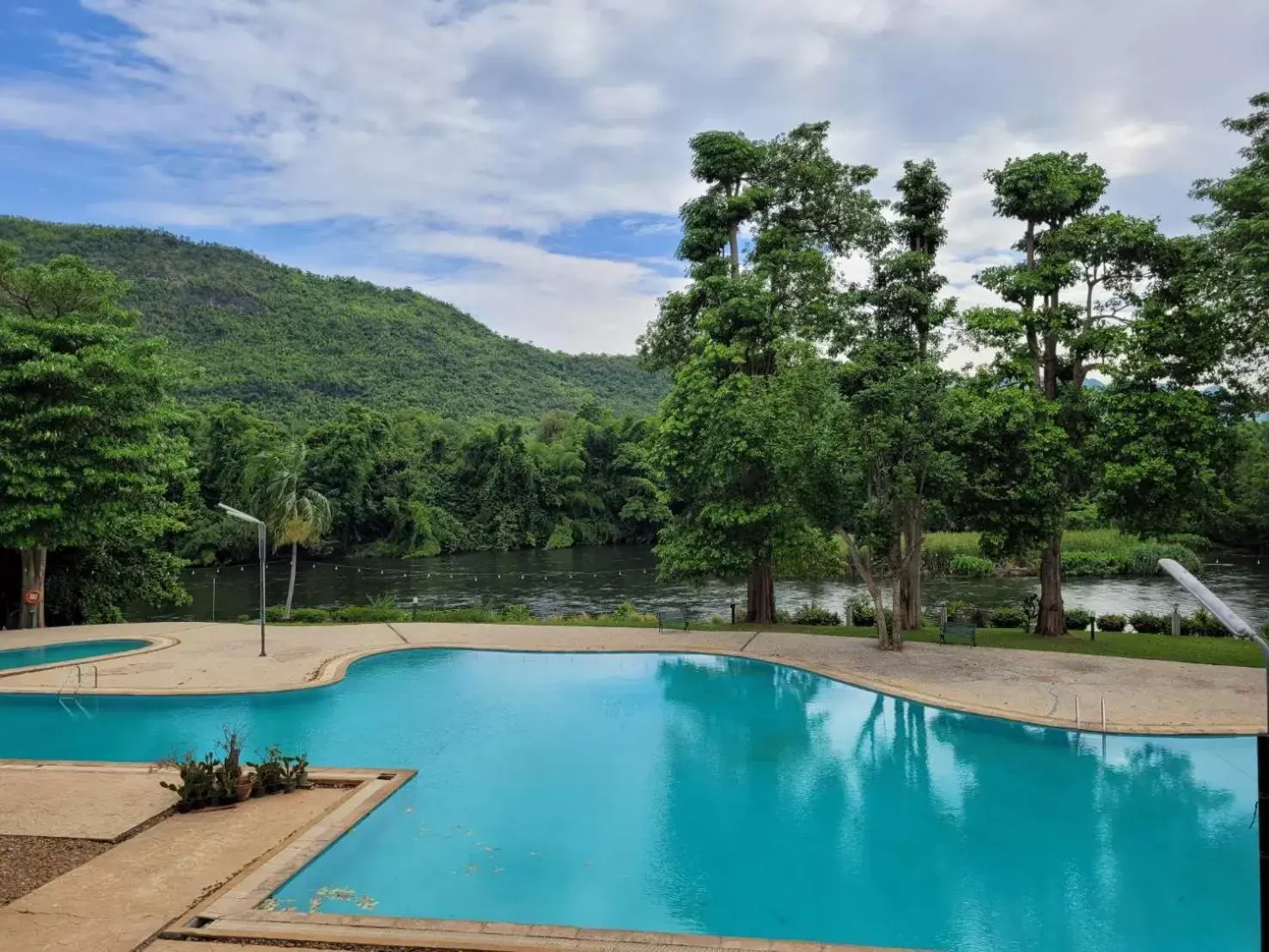 Swimming Pool in Aekpailin River Kwai Resort