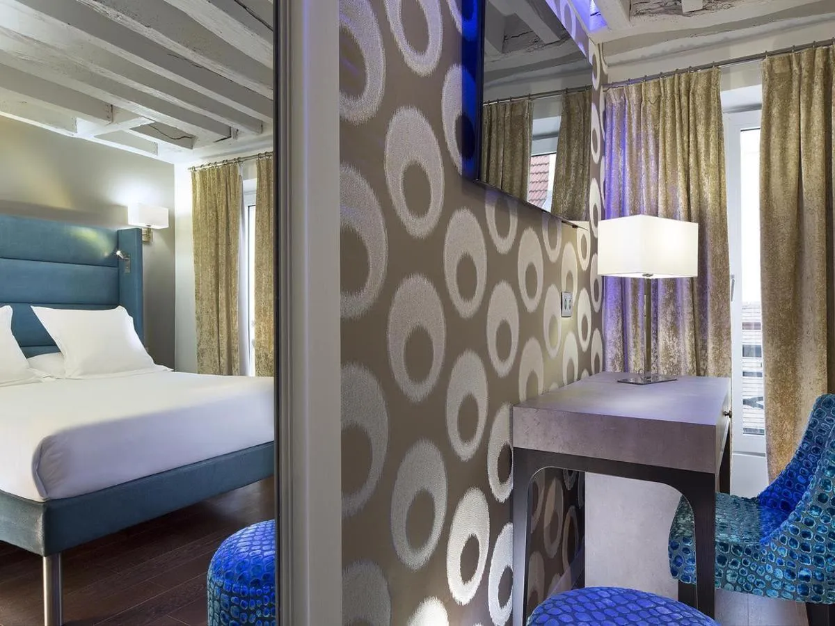 Photo of the whole room, Bed in Hôtel Jacques de Molay - Fitness & Sauna