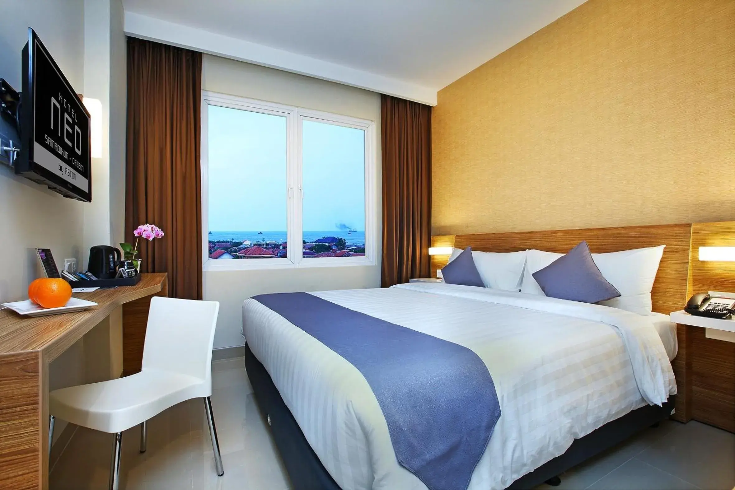 Photo of the whole room, Bed in Neo Samadikun Cirebon Hotel